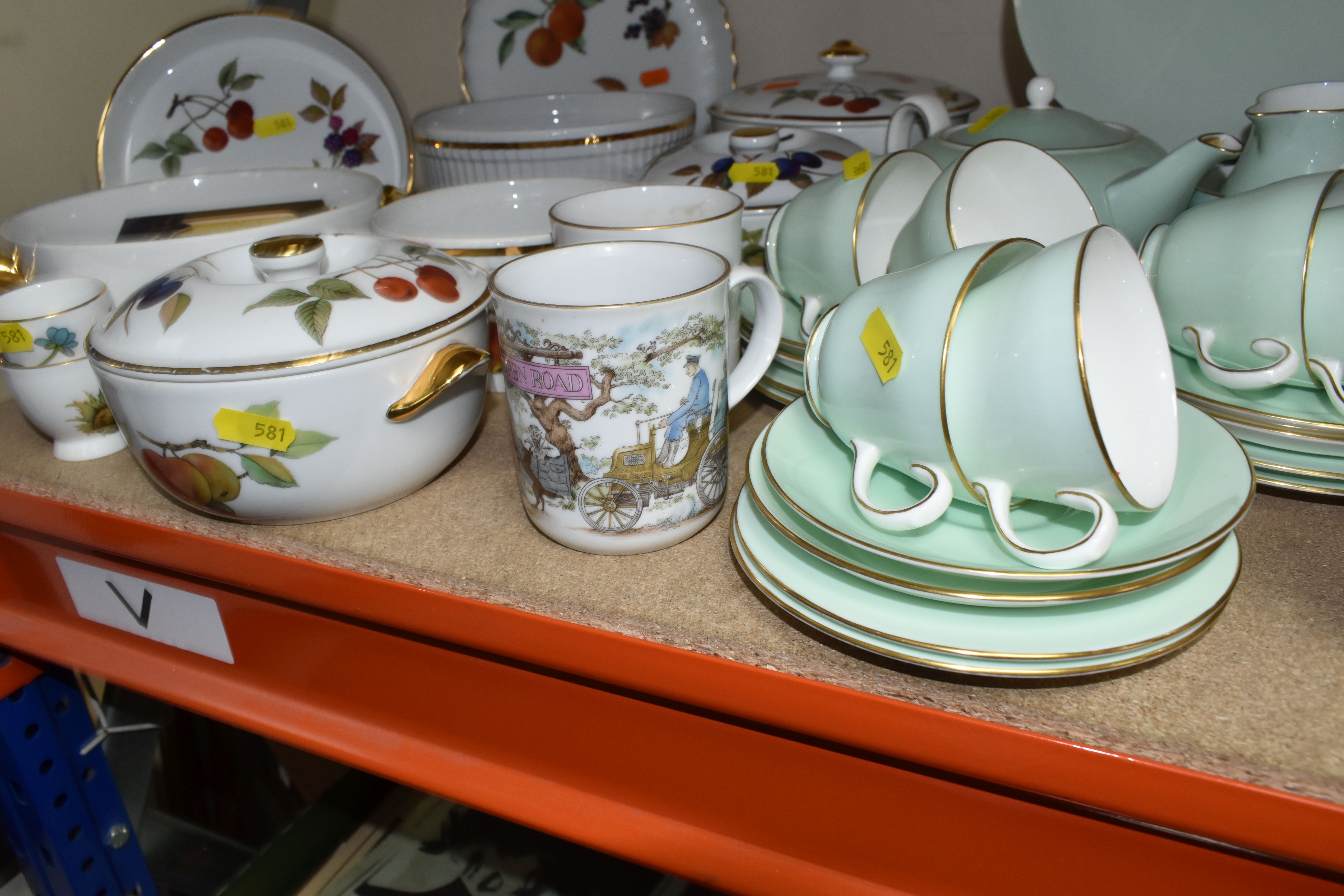 A QUANTITY OF ROYAL WORCESTER 'EVESHAM', PORTMEIRION AND WEDGWOOD CERAMICS, comprising of a six - Image 3 of 6
