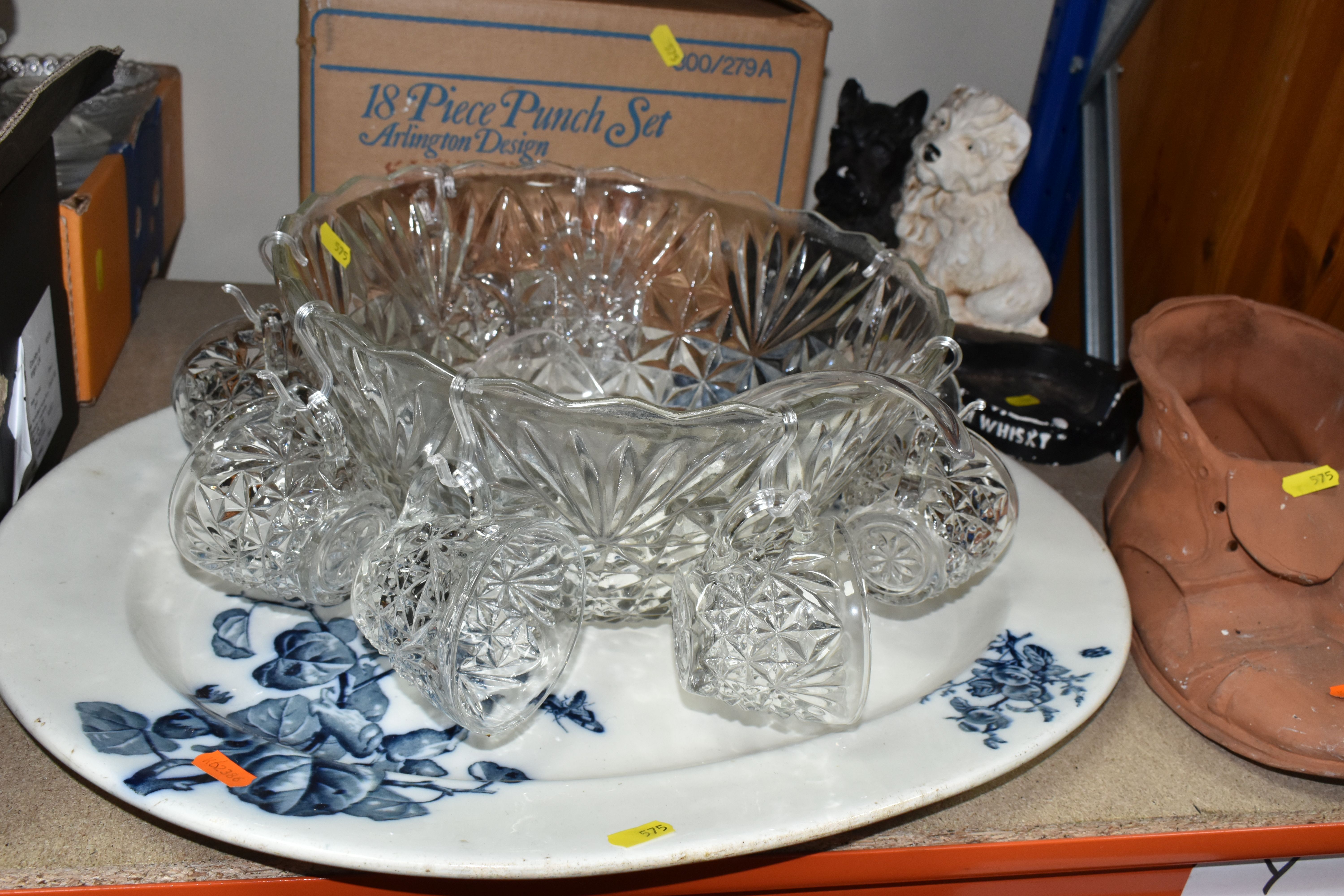 FOUR BOXES AND LOOSE GLASSWARE AND ORNAMENTS, to include a boxed Arlington design glass punch set, a - Image 3 of 13