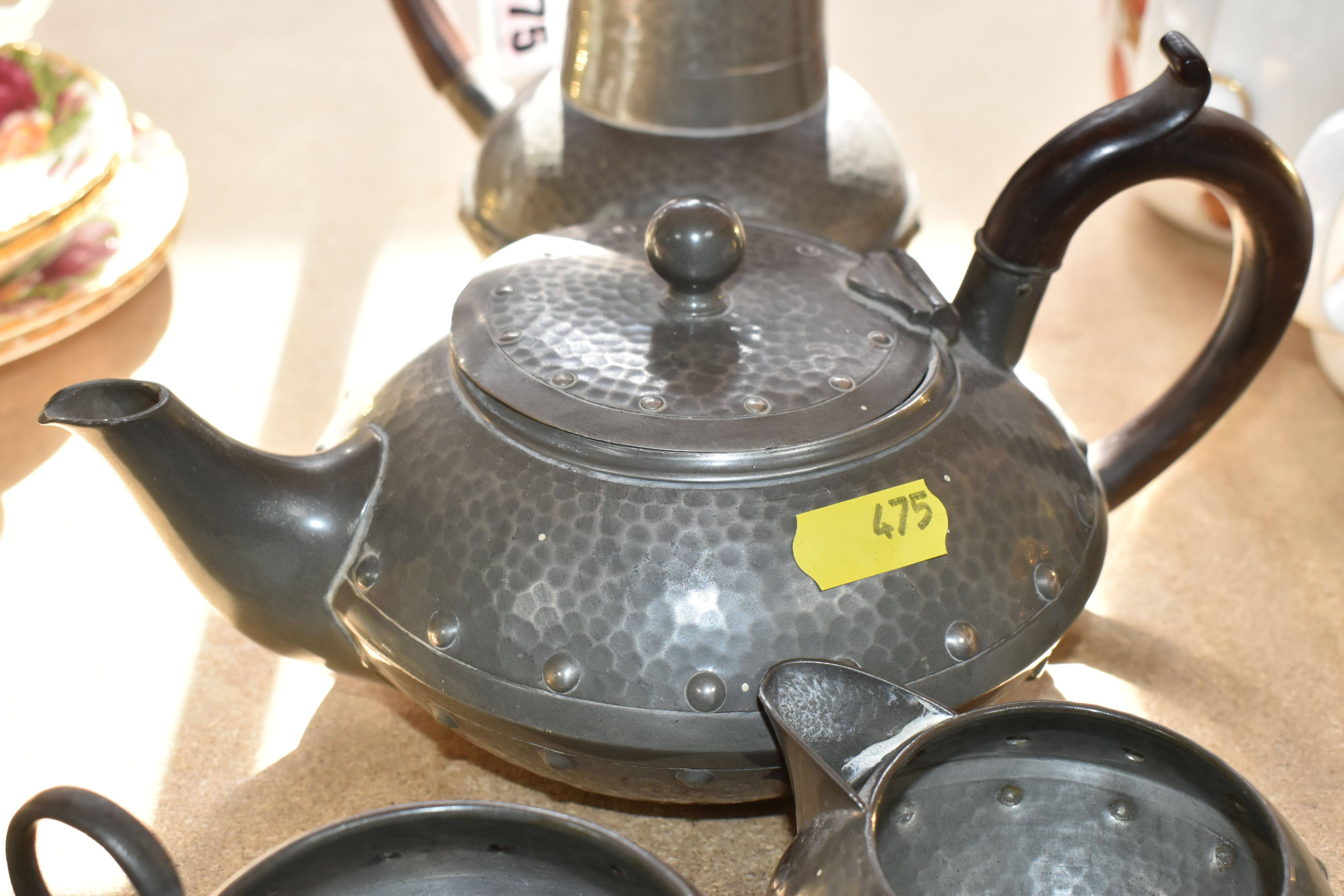 AN EARLY 20TH CENTURY ARTS & CRAFTS PLANISHED PEWTER TEA SET, comprising teapot, hot water jug, milk - Bild 3 aus 6