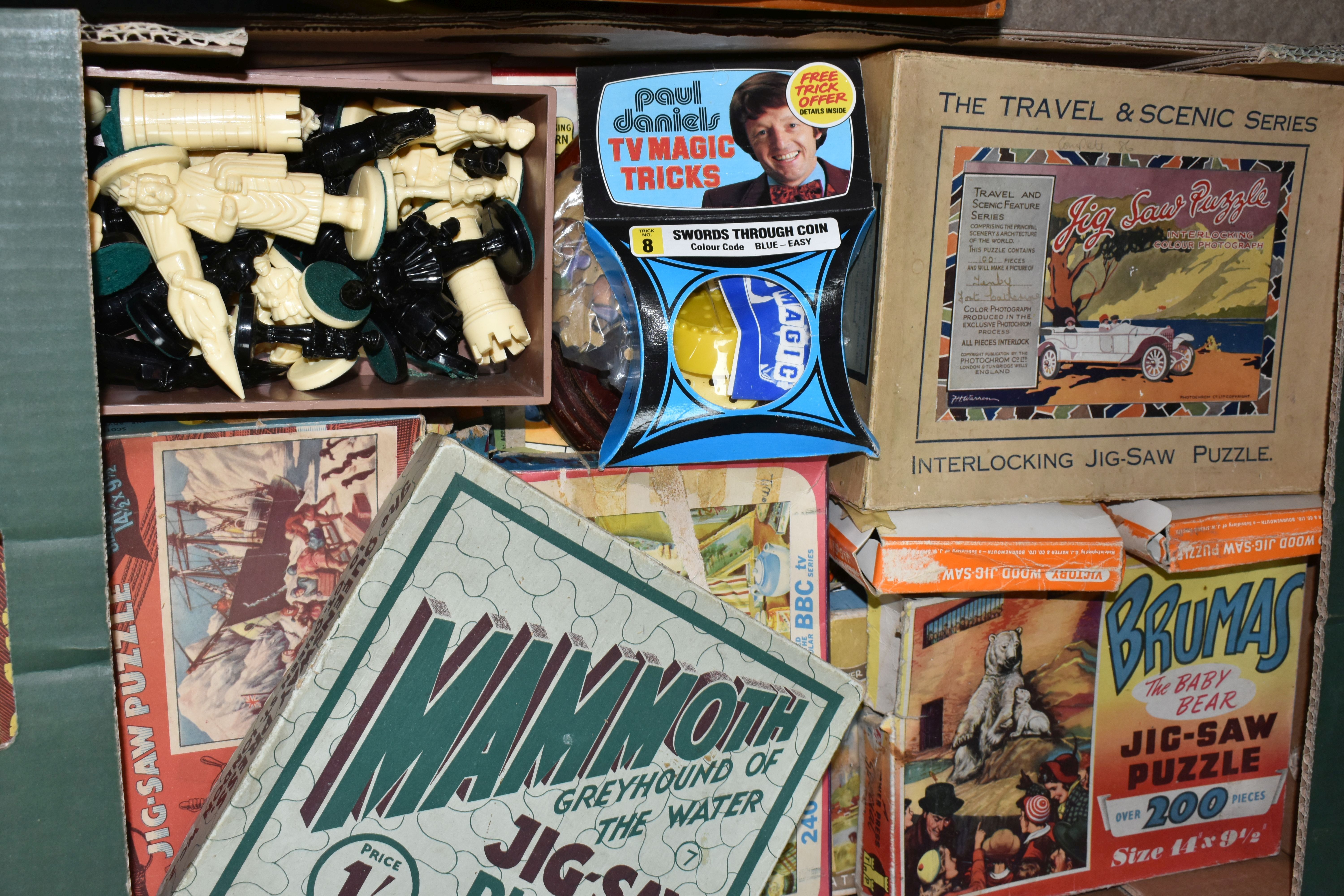 A SMALL QUANTITY OF VINTAGE BOARD GAMES AND JIGSAW PUZZLES ETC, to include James Bond 007, Rallye - Image 3 of 3