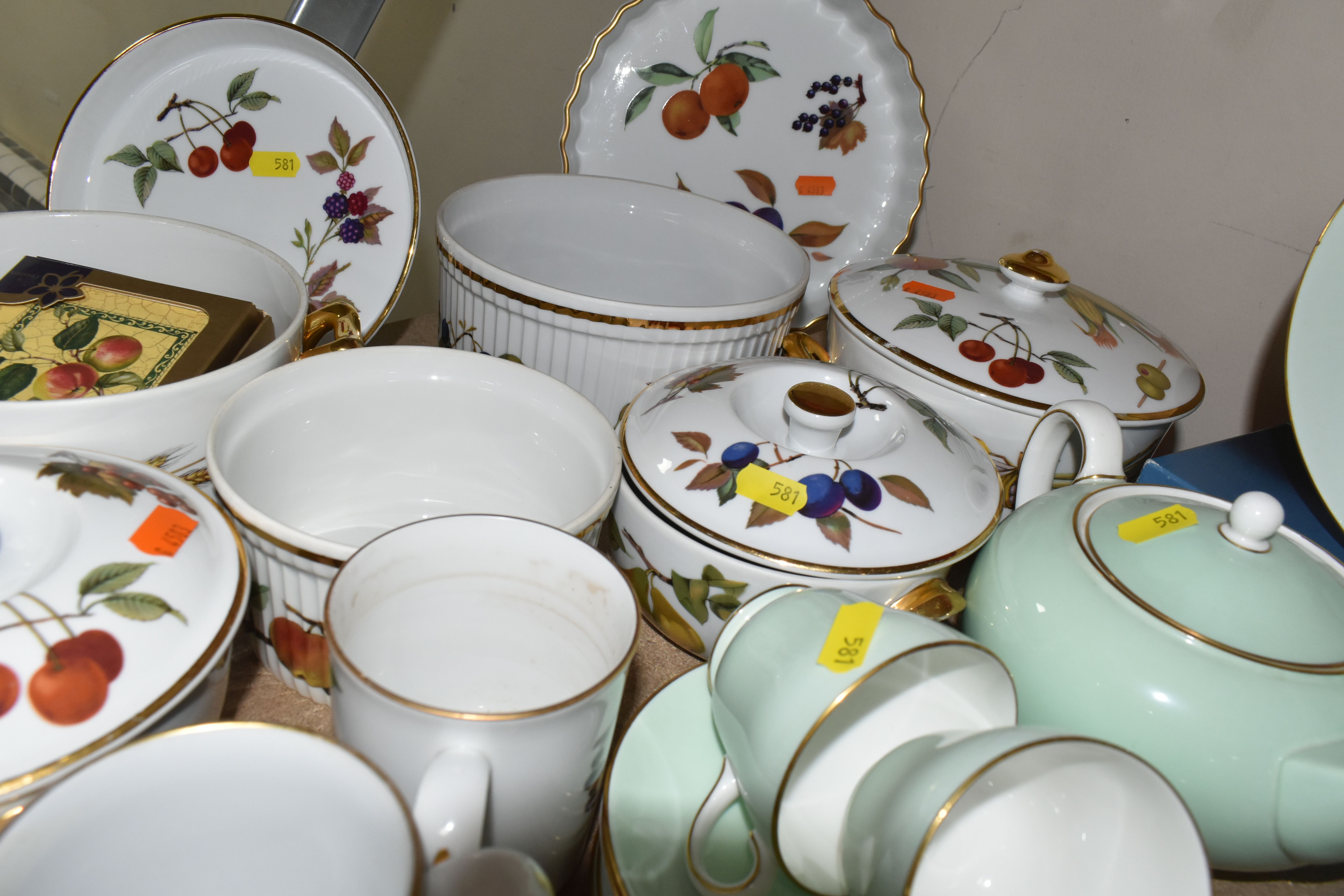 A QUANTITY OF ROYAL WORCESTER 'EVESHAM', PORTMEIRION AND WEDGWOOD CERAMICS, comprising of a six - Image 6 of 6