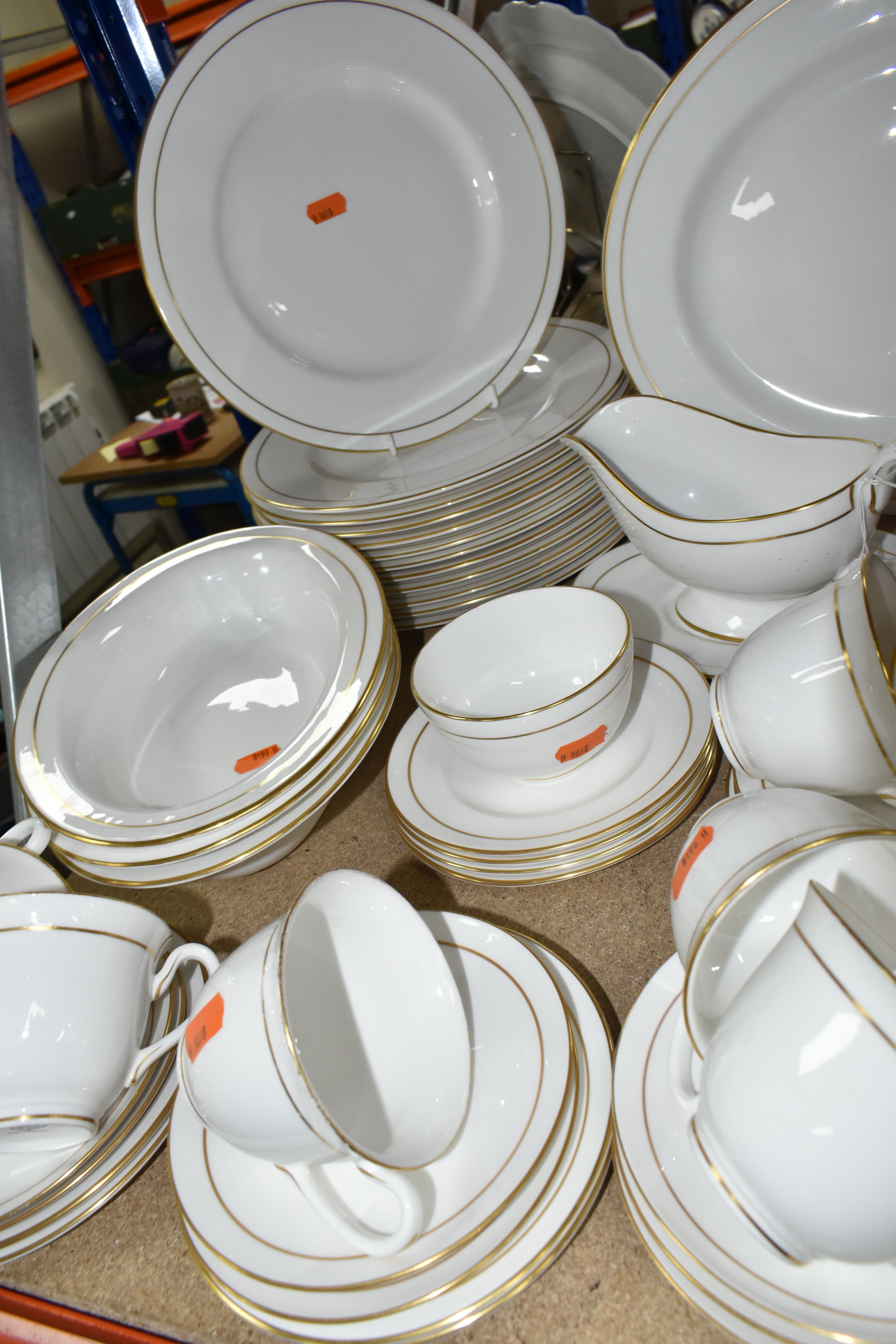 LARGE QUANTITY OF ROYAL WORCESTER CONTESSA DESIGN DINNERWARE, circa 1982, including twelve dinner - Image 3 of 4