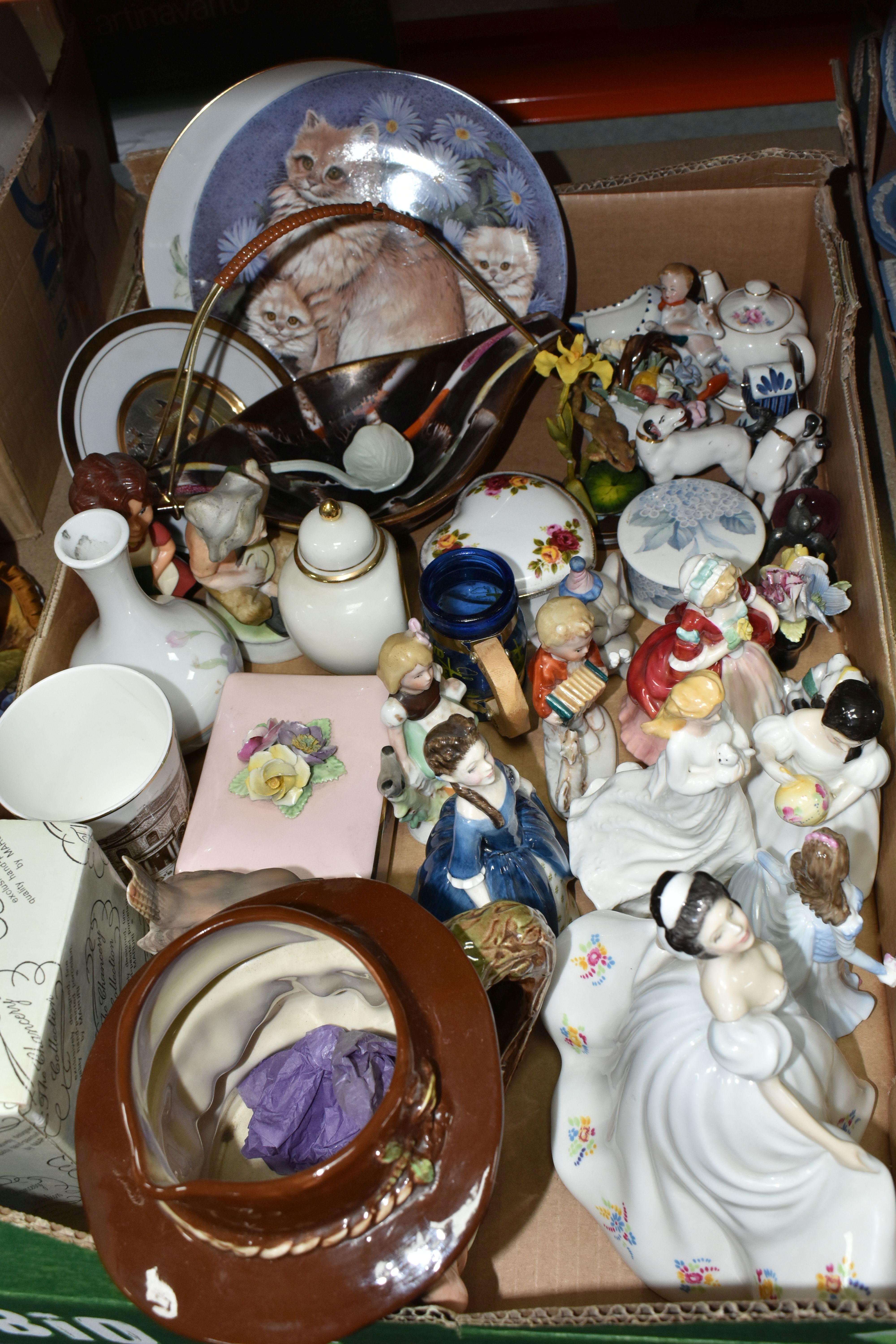FOUR BOXES OF CERAMIC ORNAMENTS AND GLASSWARE INCLUDING ROYAL DOULTON, COALPORT, AND ROYAL WESSEX - Bild 7 aus 14