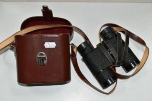 A PAIR OF CARL ZEISS NOTAREM 8X32 BINOCULARS WITH LEATHER CASE, Condition Report: internal optics