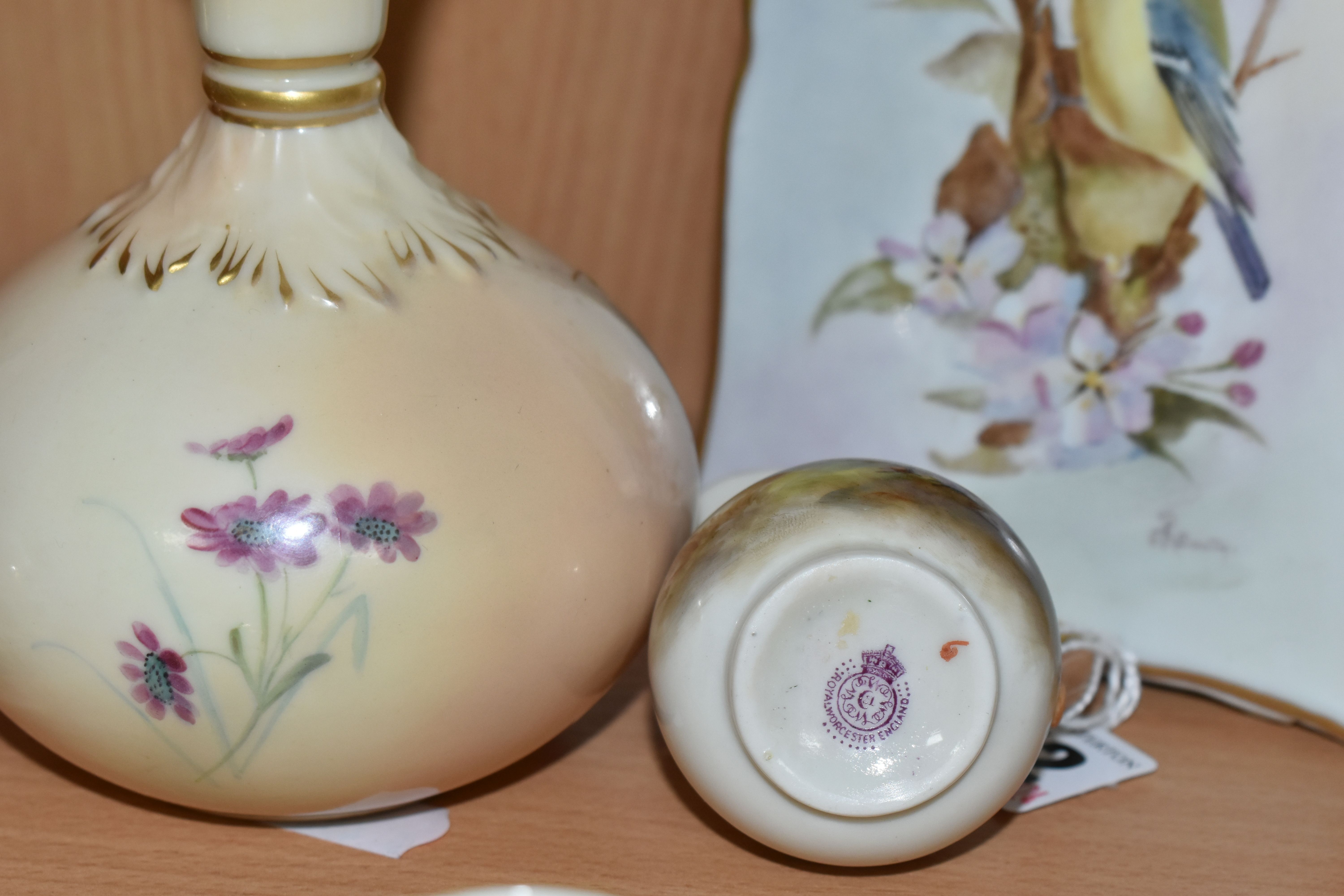 A SMALL GROUP OF WORCESTER PORCELAIN, comprising a small Royal Worcester jug painted with a - Image 6 of 6