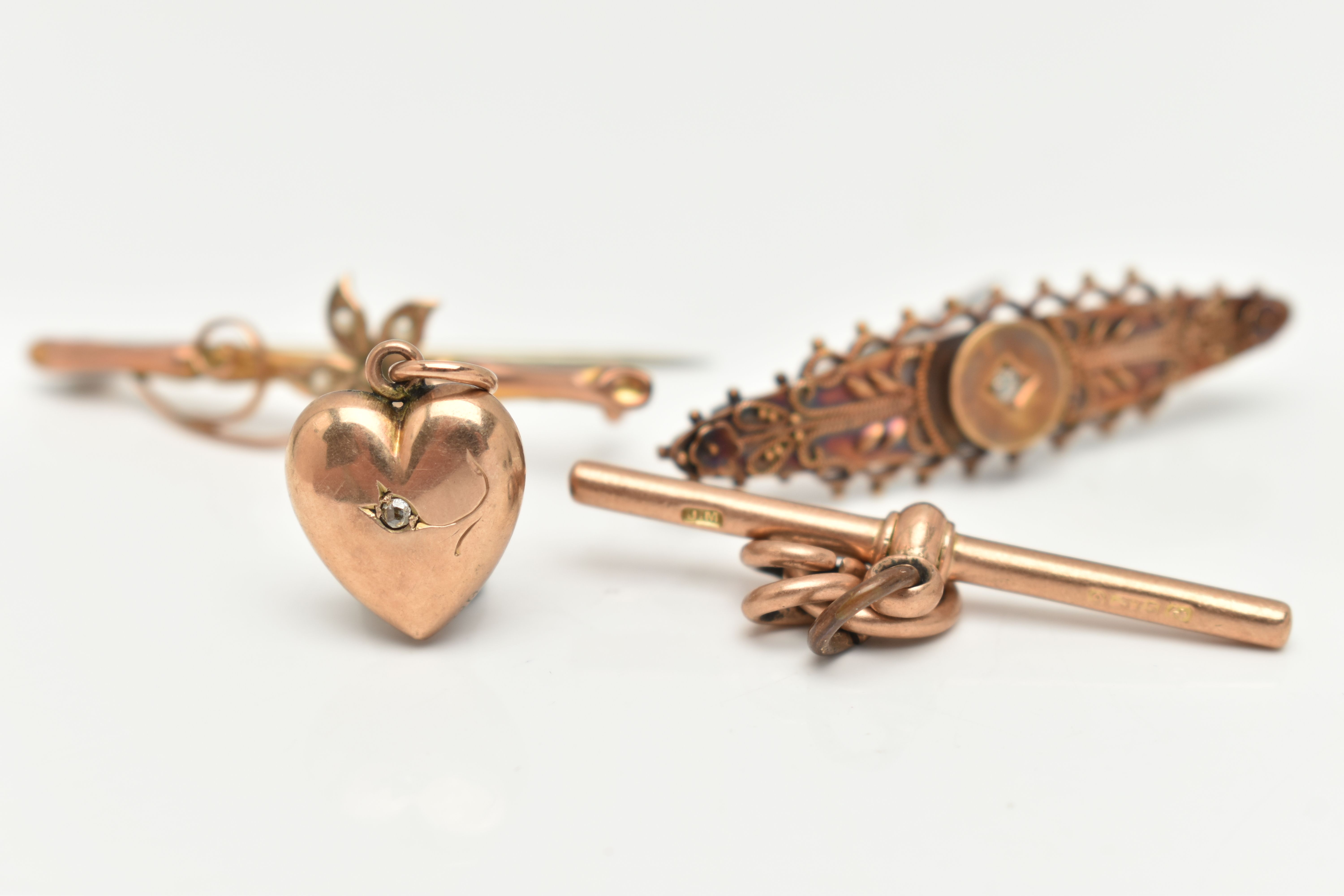 TWO BAR BROOCHES, A T-BAR AND A HEART PENDANT, to include an Etruscan style brooch set with a - Image 4 of 4