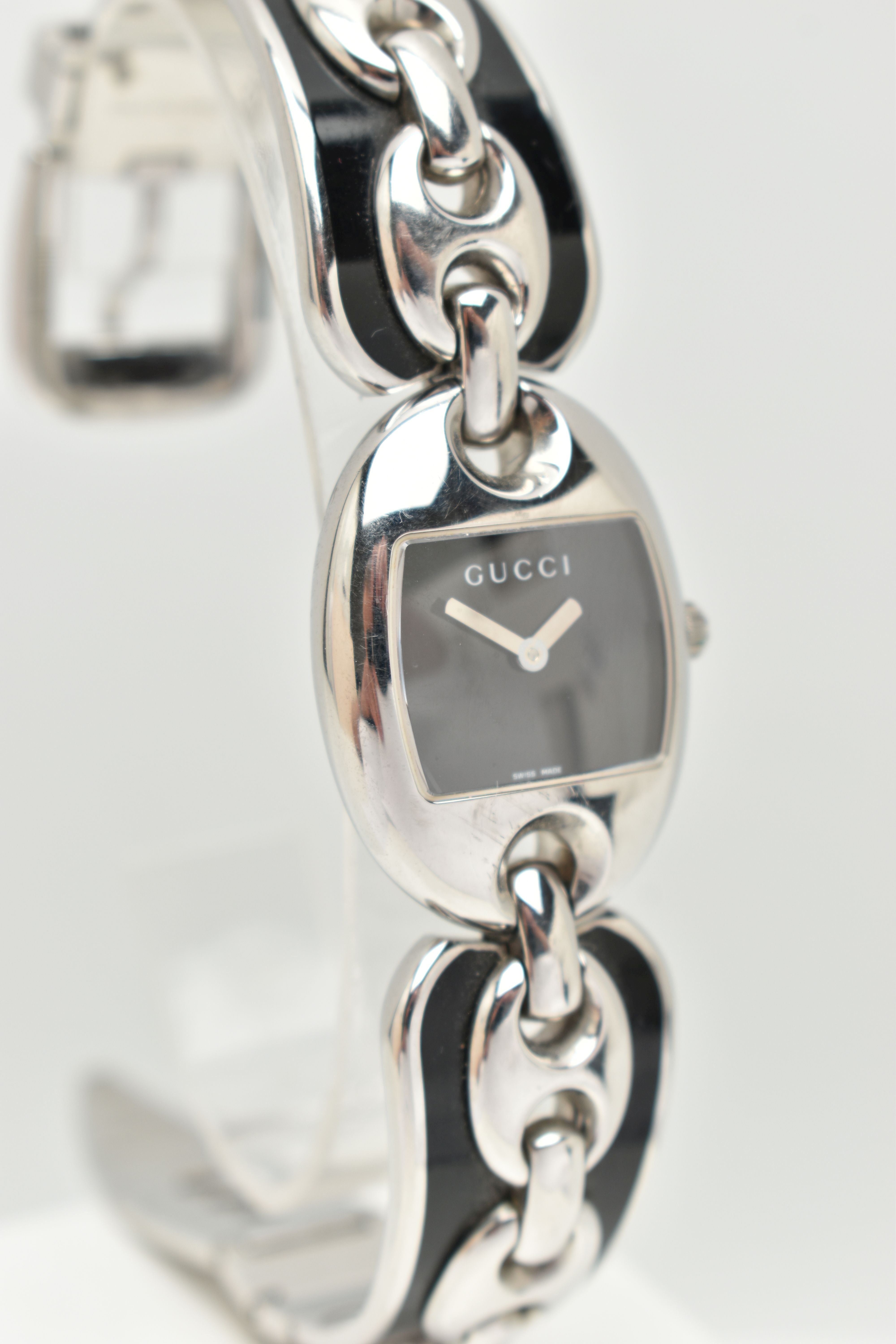 A 'GUCCI' MARINA CHAIN WRISTWATCH, quartz movement, rectangular black dial signed 'Gucci', oval - Image 2 of 7