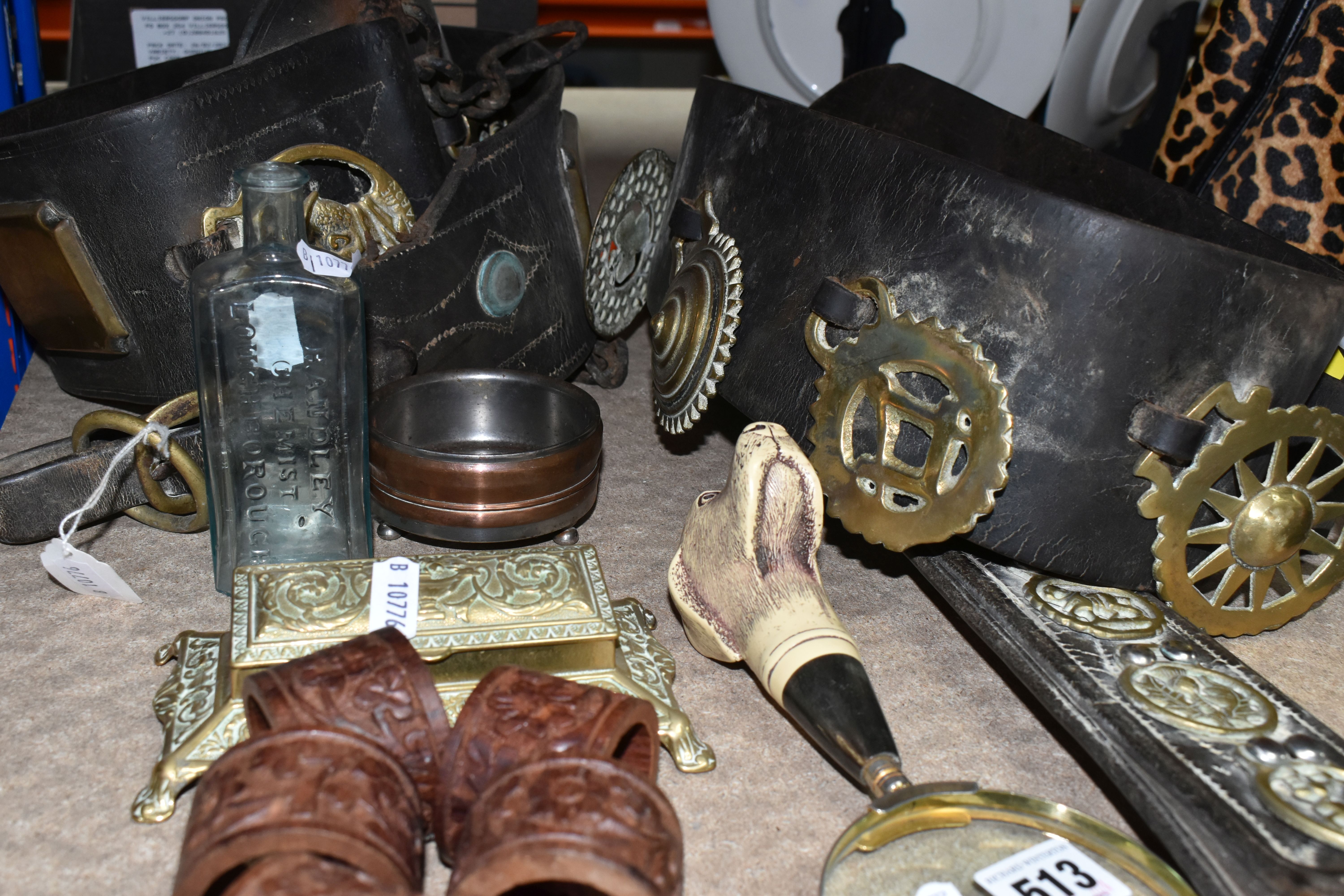 A GROUP OF METALWARE, HORSE BRASSES, ETC, including three late 19th / early 20th century leather - Bild 2 aus 7