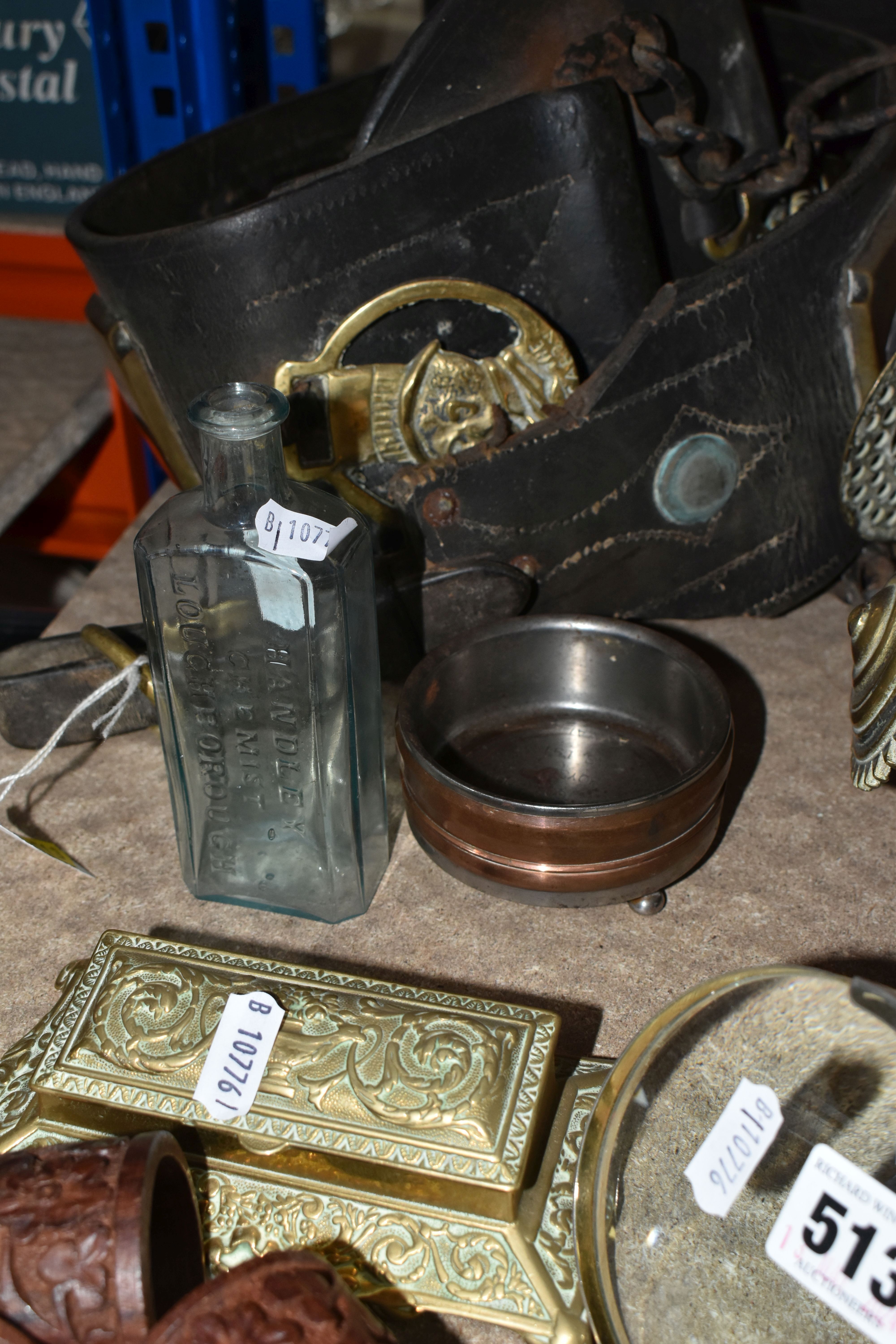 A GROUP OF METALWARE, HORSE BRASSES, ETC, including three late 19th / early 20th century leather - Bild 5 aus 7