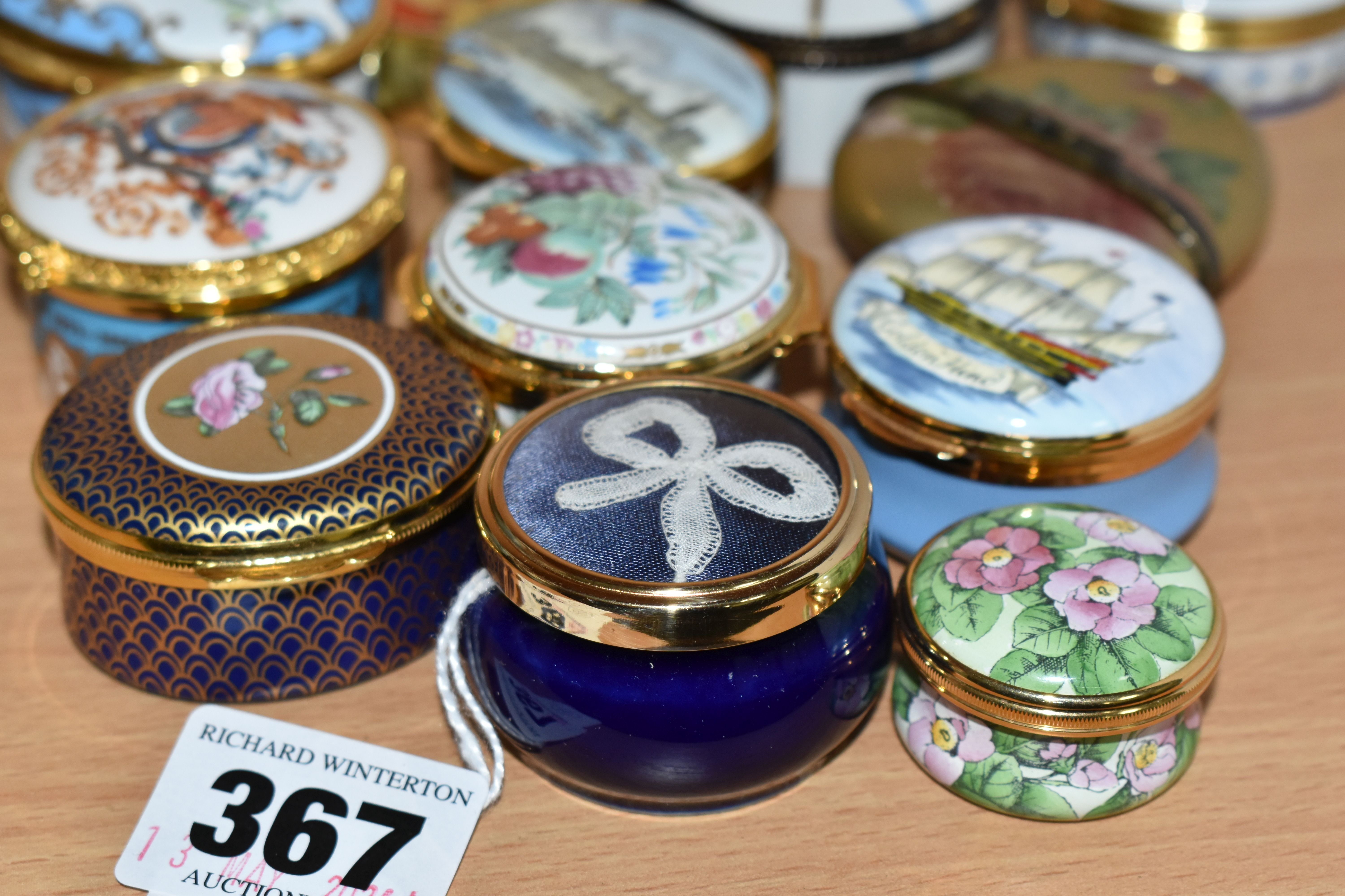 A COLLECTION OF ENAMEL AND PORCELAIN TRINKET BOXES, sixteen pieces to include Limoges, Crummles & - Image 2 of 6