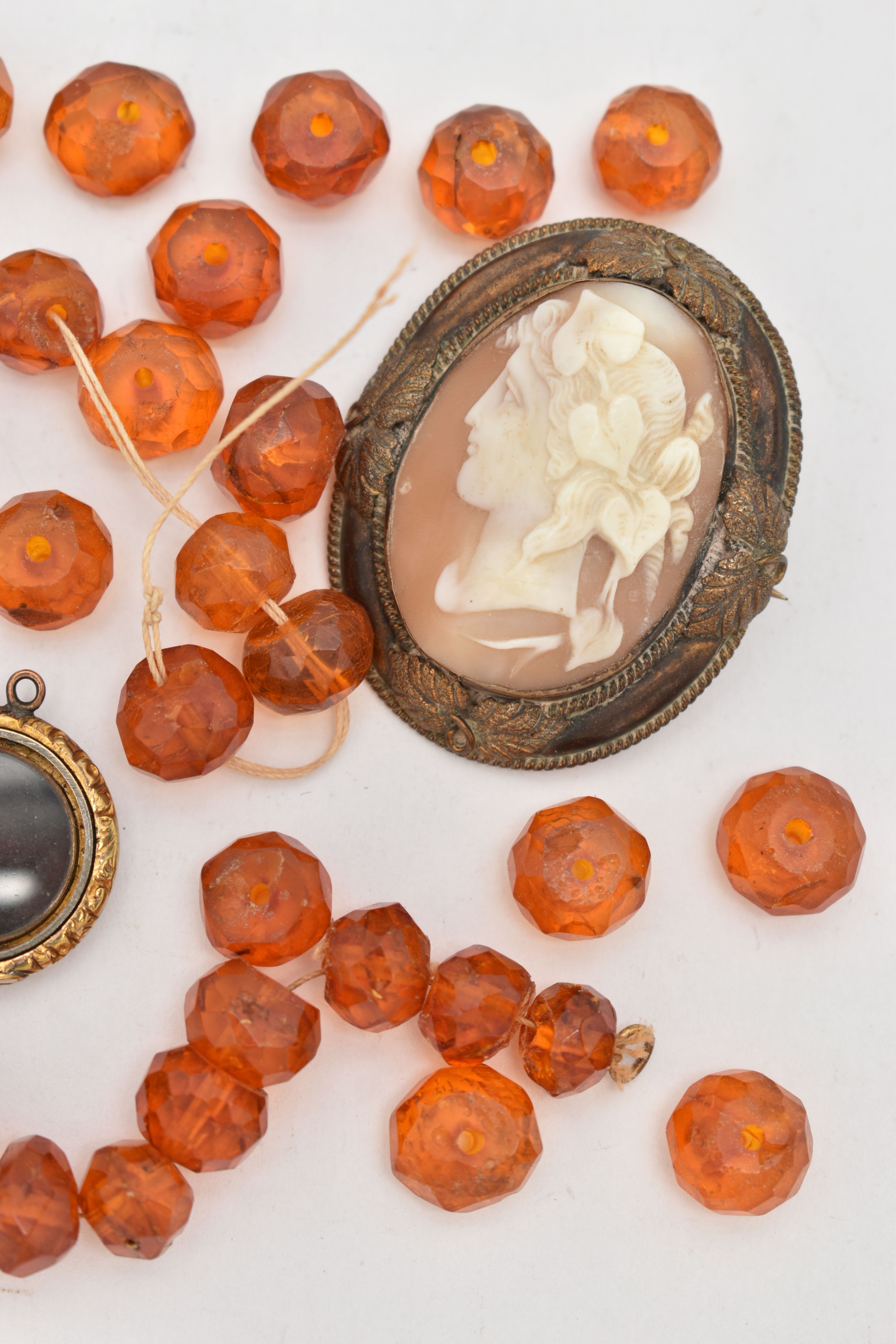 A SELECTION OF LOOSE AMBER BEADS AND THREE EARLY TO MID 20TH CENTURY ITEMS, to include approximately - Image 2 of 4