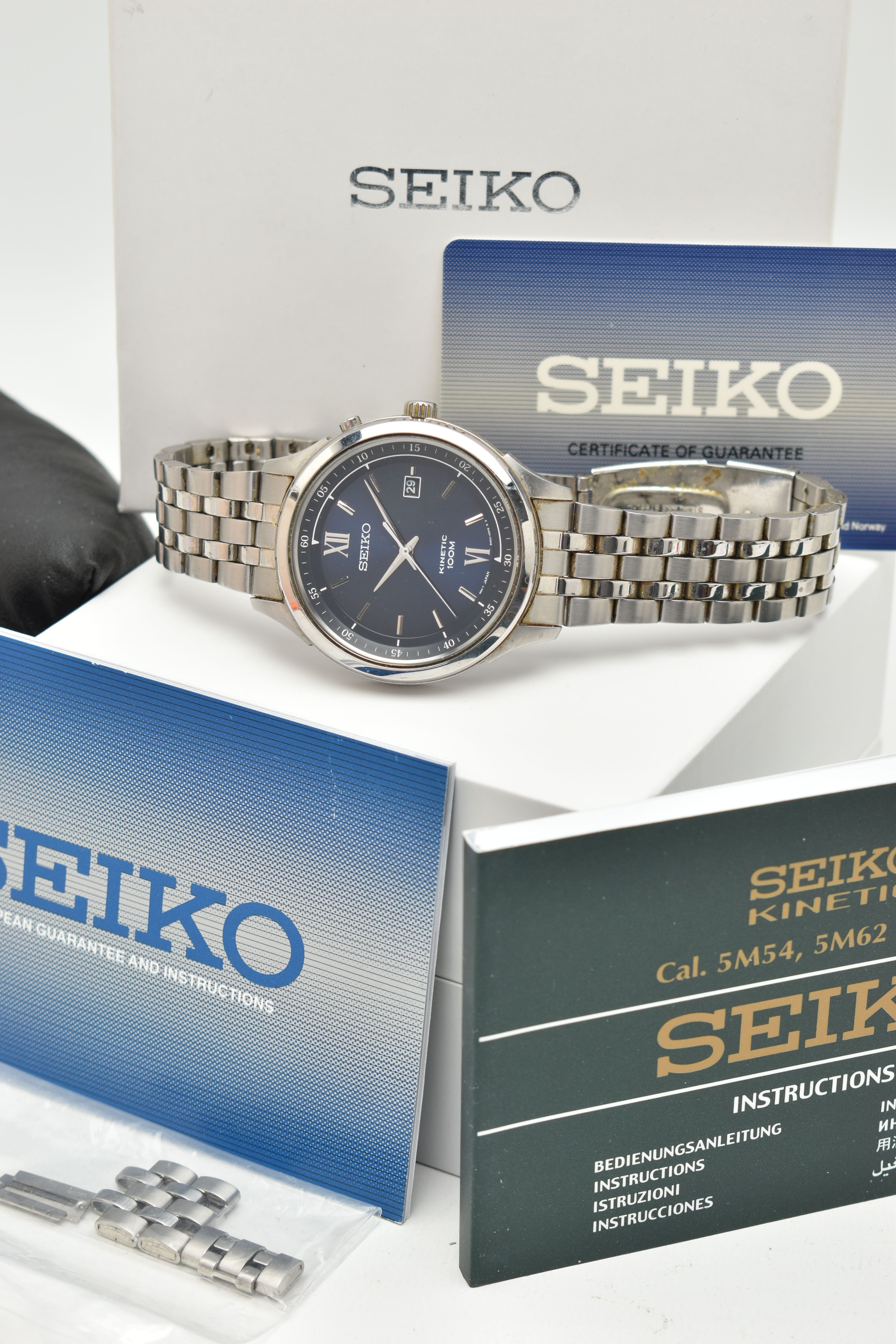 A GENTS 'SEIKO' WRISTWATCH, kinetic movement, round blue dial signed 'Seiko kinetic 100m', baton - Image 7 of 8