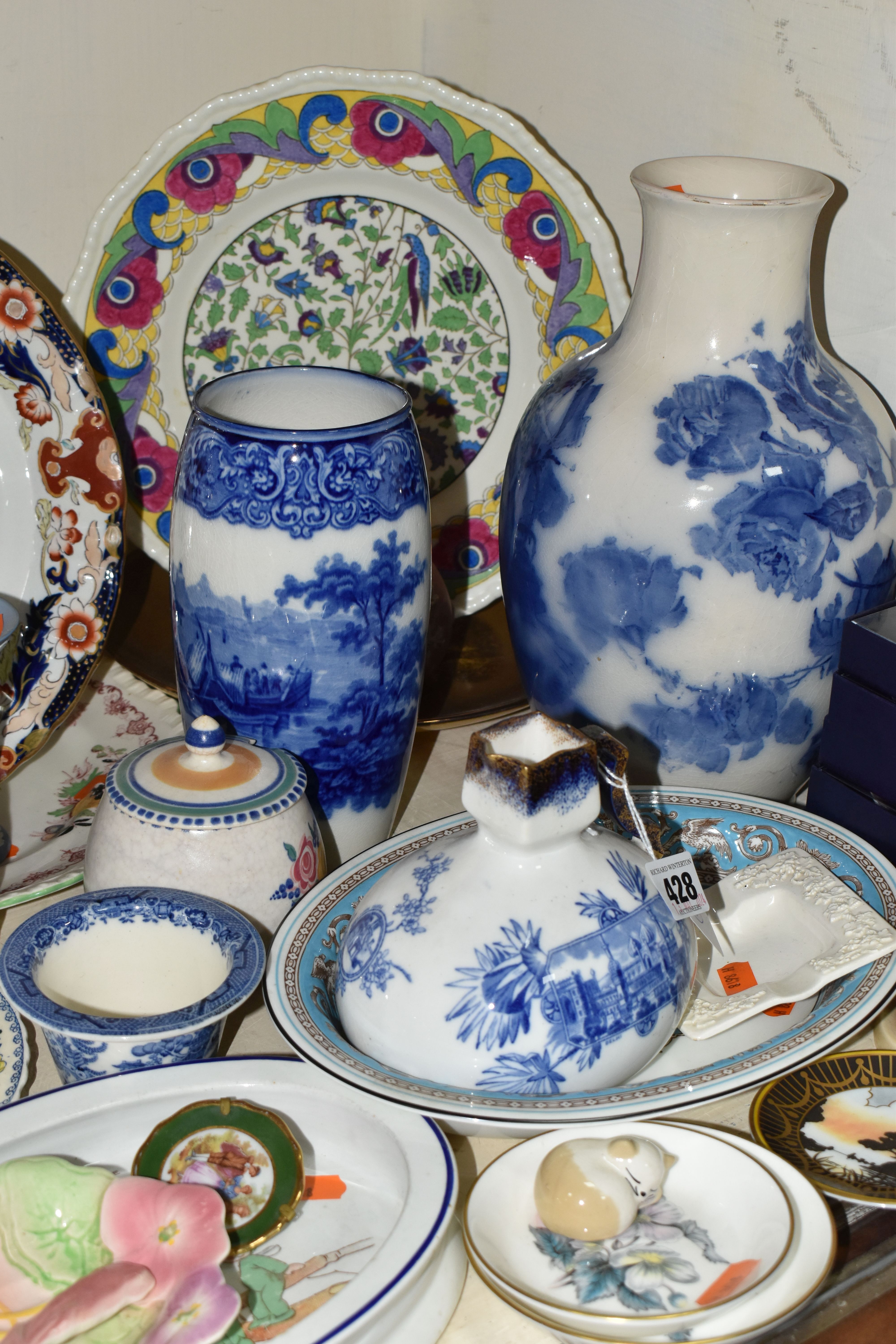 A SELECTION OF DECORATIVE CERAMIC ITEMS ETC, to include a Wedgwood Florentine pattern dish, Royal - Image 4 of 10