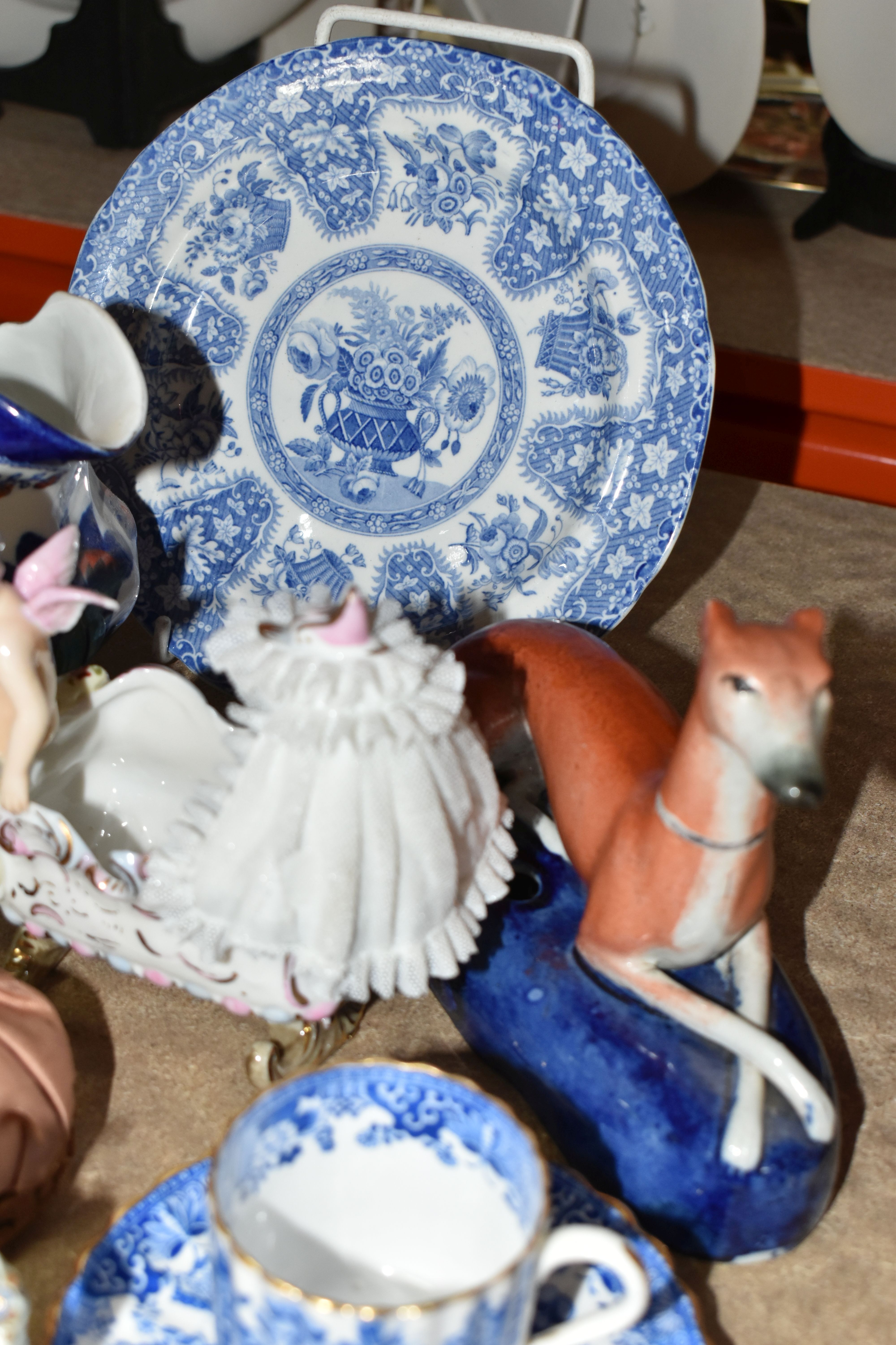 A SMALL GROUP OF 19TH AND EARLY 20TH CENTURY CERAMICS, including a Spode blue and white filigree - Bild 7 aus 7