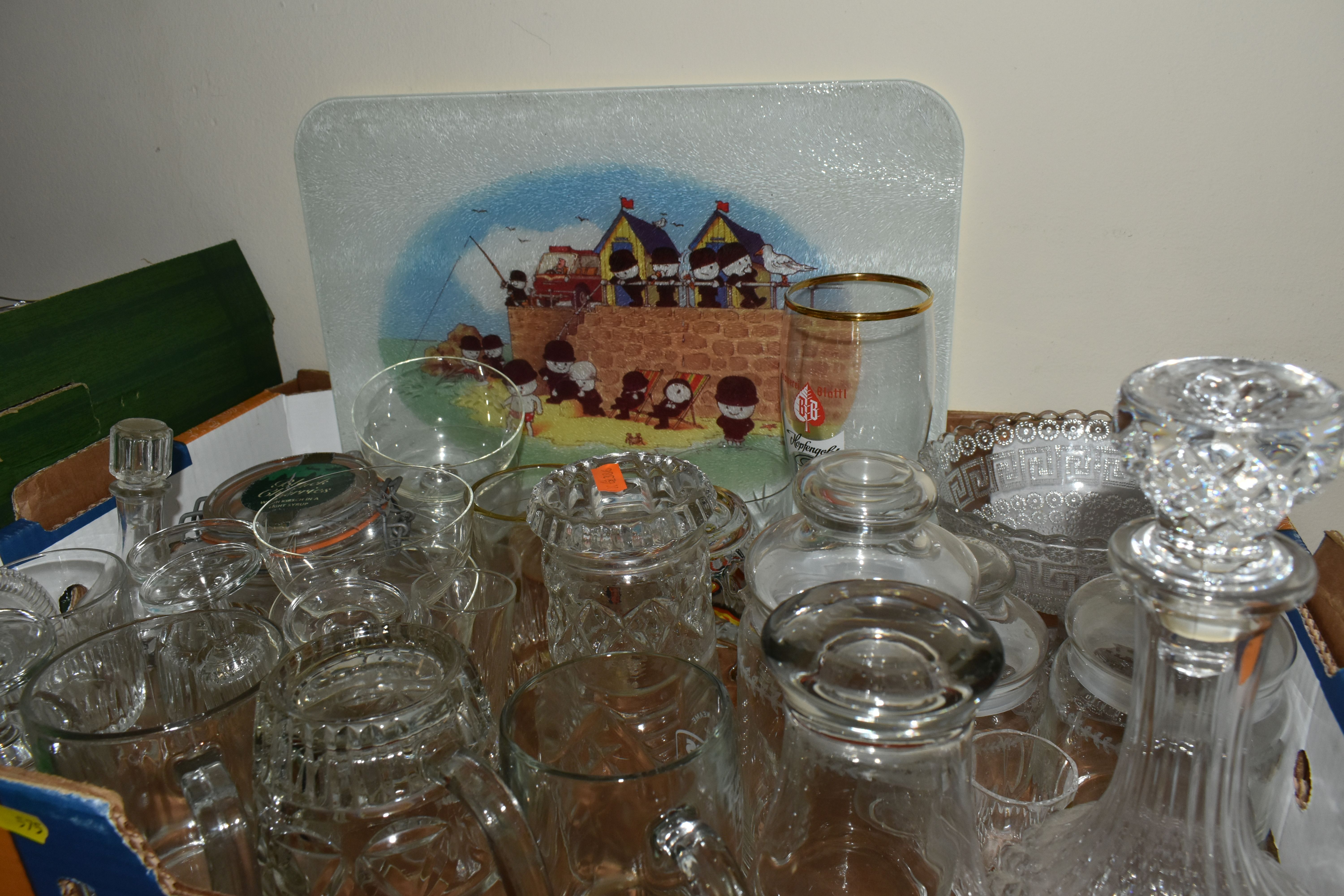 FOUR BOXES AND LOOSE GLASSWARE AND ORNAMENTS, to include a boxed Arlington design glass punch set, a - Image 9 of 13