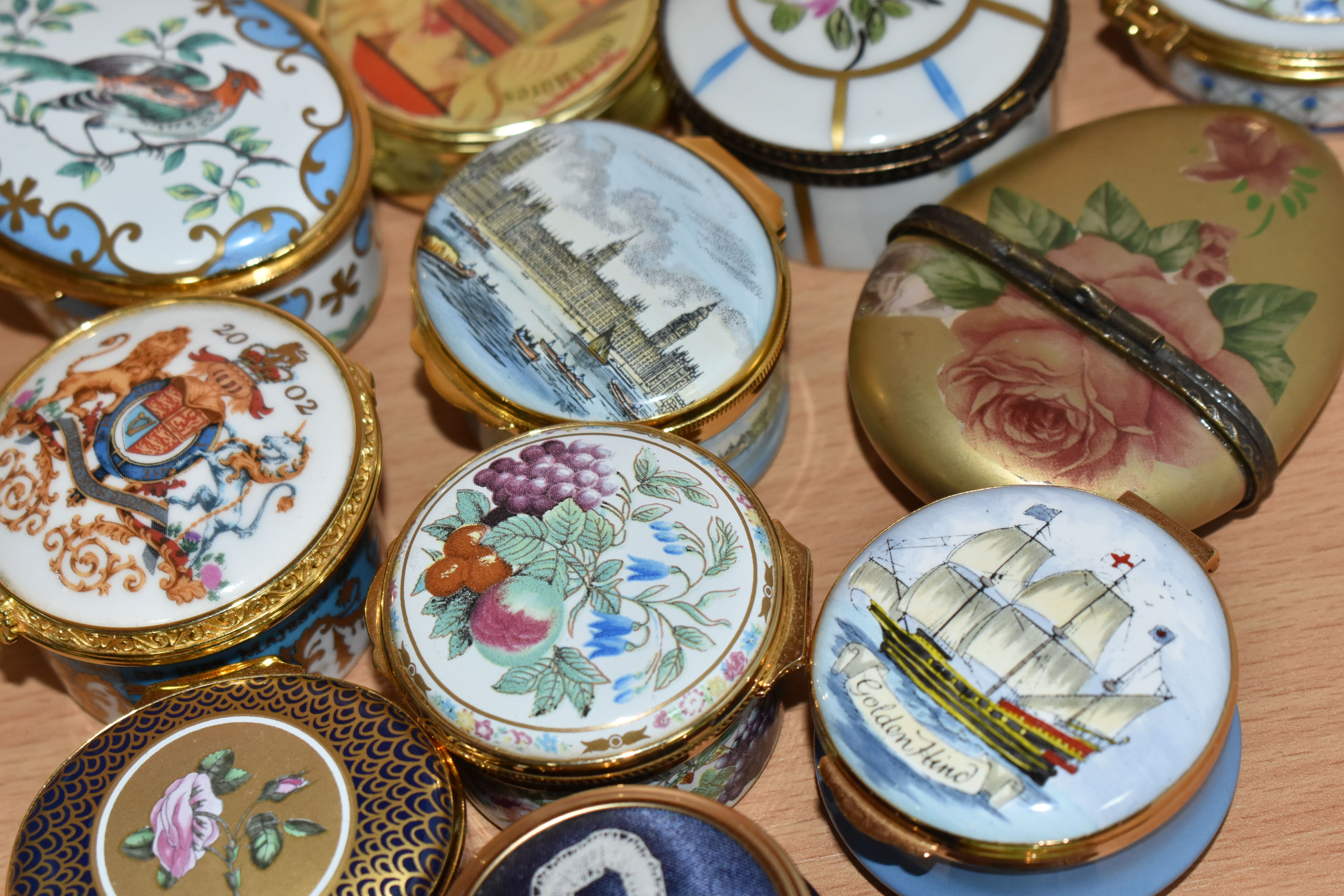 A COLLECTION OF ENAMEL AND PORCELAIN TRINKET BOXES, sixteen pieces to include Limoges, Crummles & - Image 3 of 6