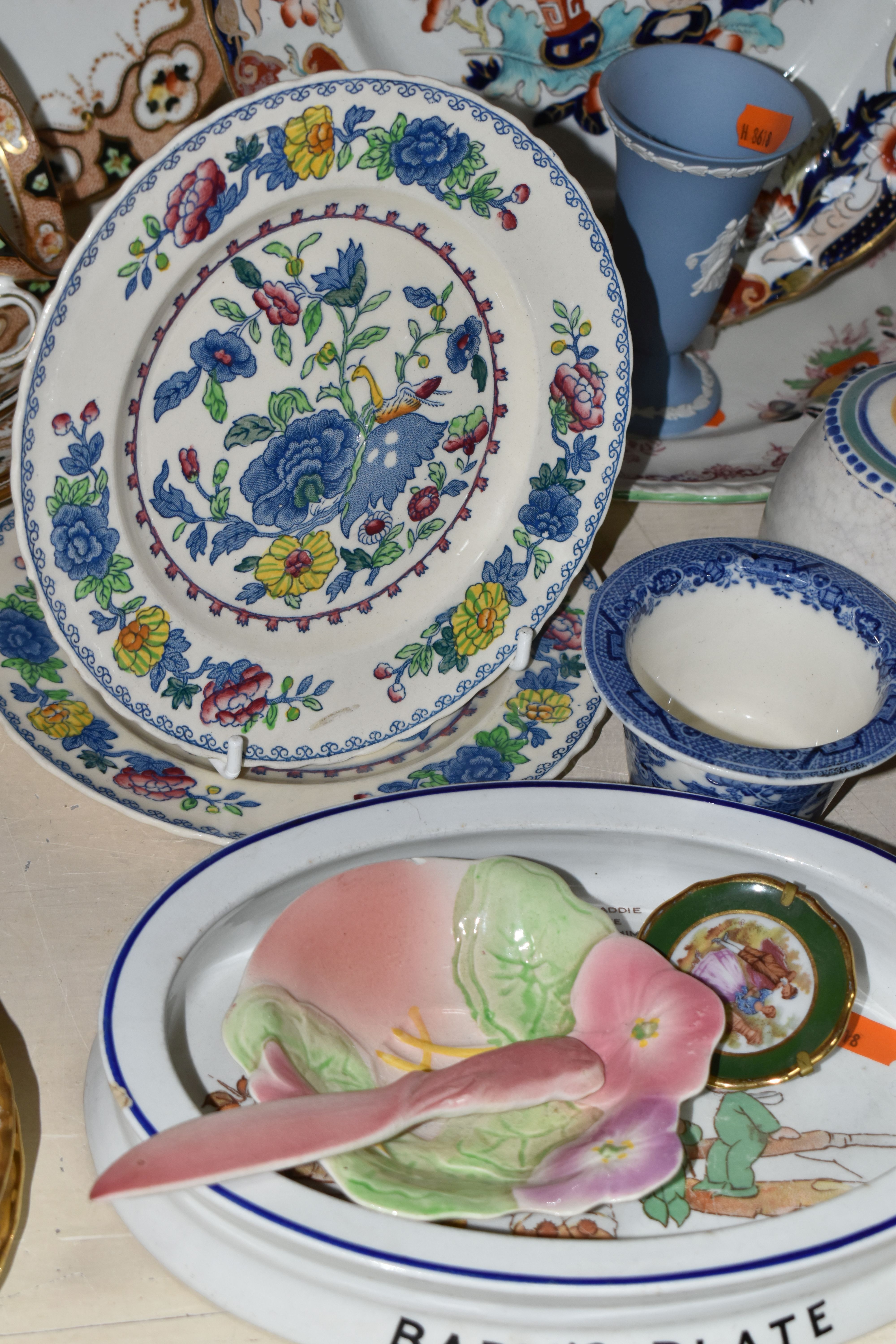 A SELECTION OF DECORATIVE CERAMIC ITEMS ETC, to include a Wedgwood Florentine pattern dish, Royal - Image 3 of 10