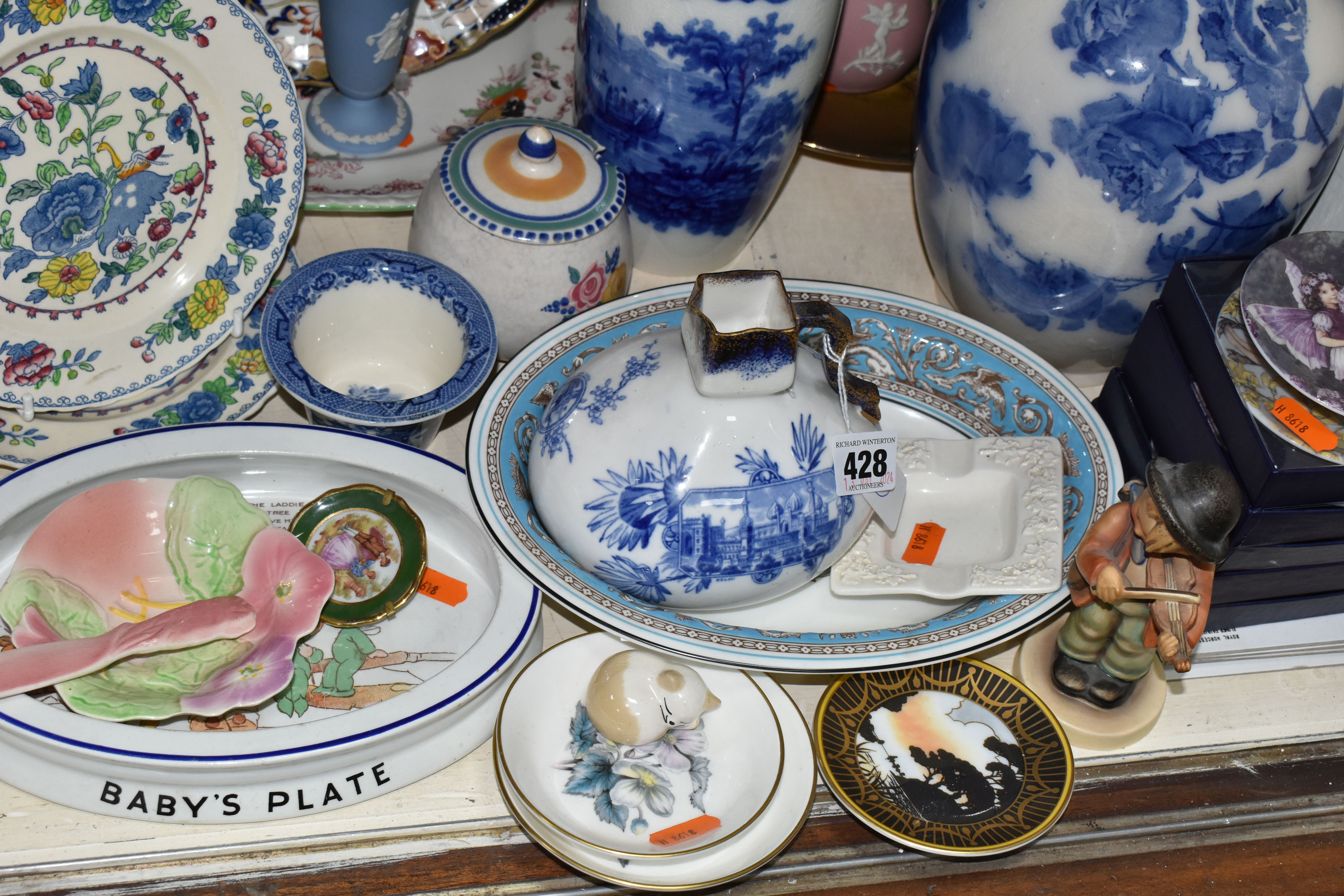 A SELECTION OF DECORATIVE CERAMIC ITEMS ETC, to include a Wedgwood Florentine pattern dish, Royal - Image 2 of 10