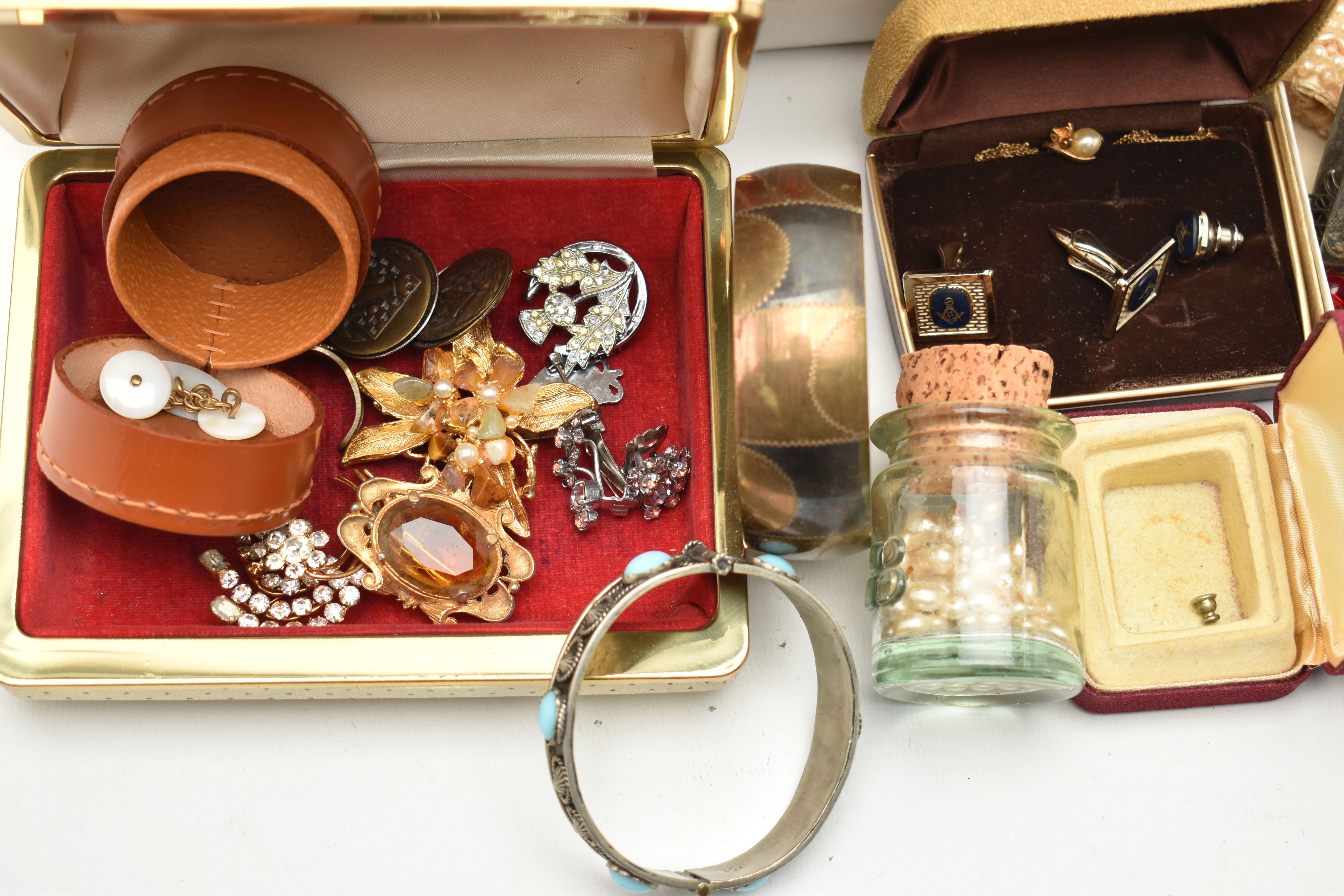 A BOX OF ASSORTED COSTUME JEWELLERY AND ITEMS, to include imitation pearl necklaces, bangles, - Image 3 of 6