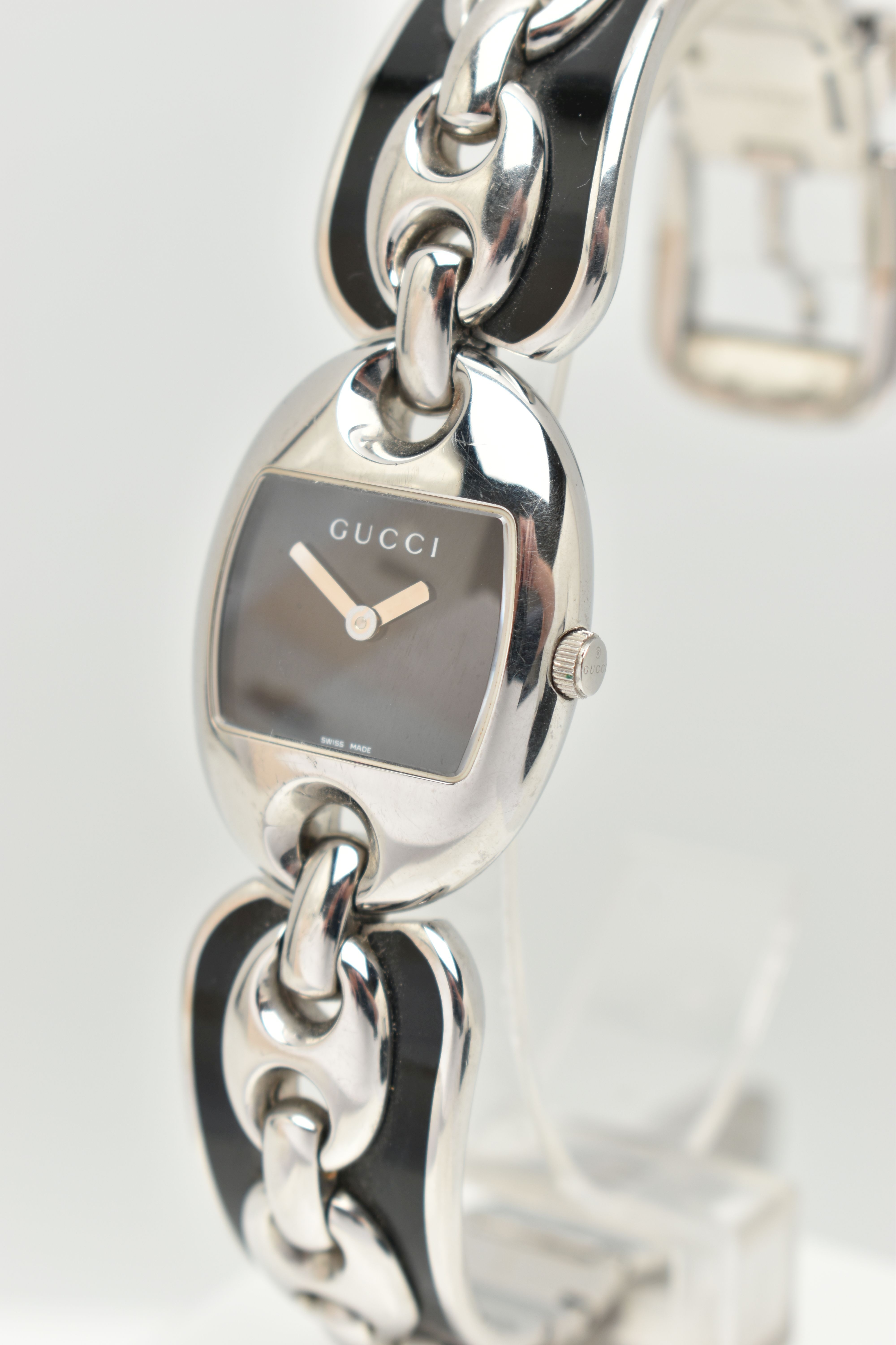A 'GUCCI' MARINA CHAIN WRISTWATCH, quartz movement, rectangular black dial signed 'Gucci', oval - Image 3 of 7