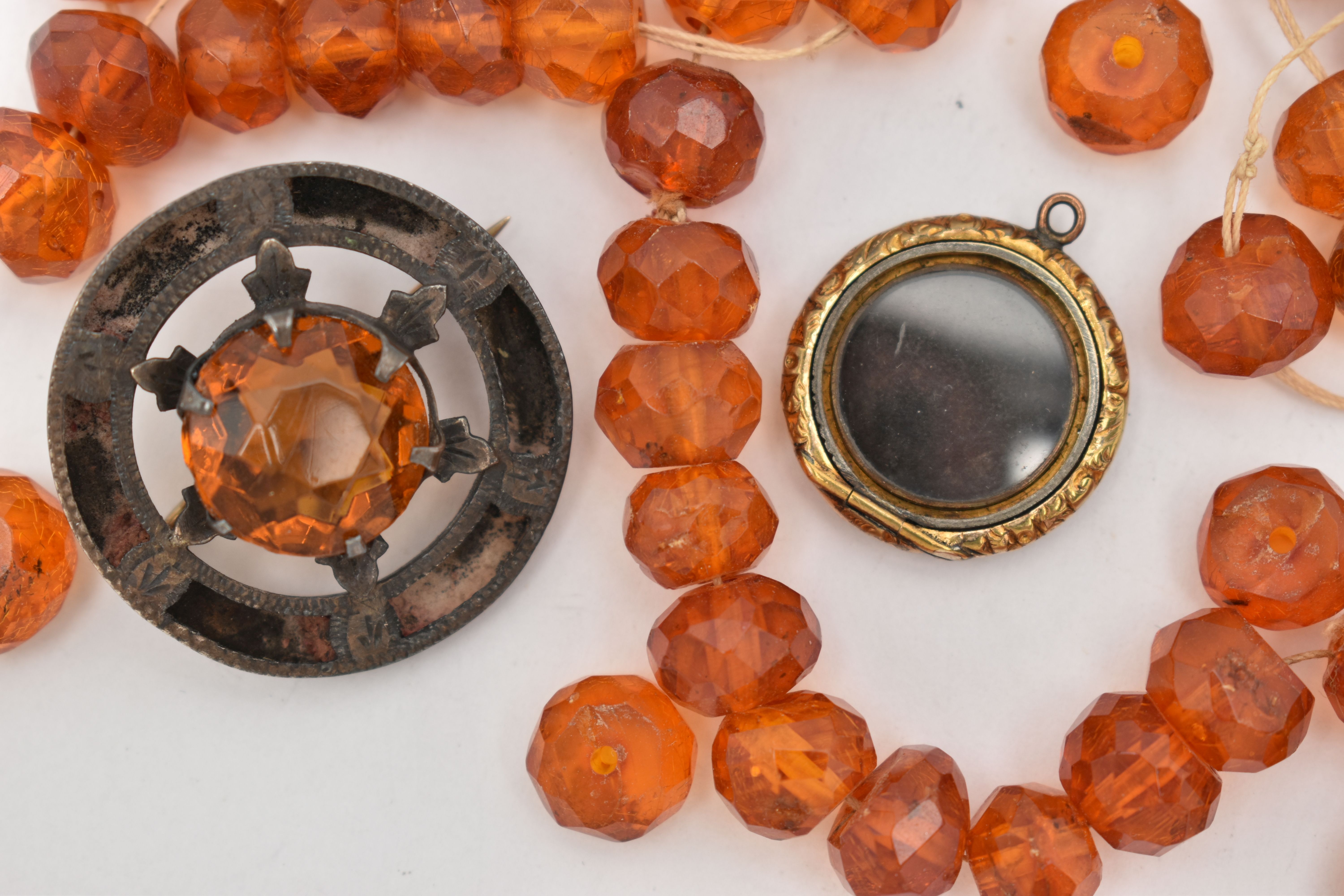 A SELECTION OF LOOSE AMBER BEADS AND THREE EARLY TO MID 20TH CENTURY ITEMS, to include approximately - Image 3 of 4