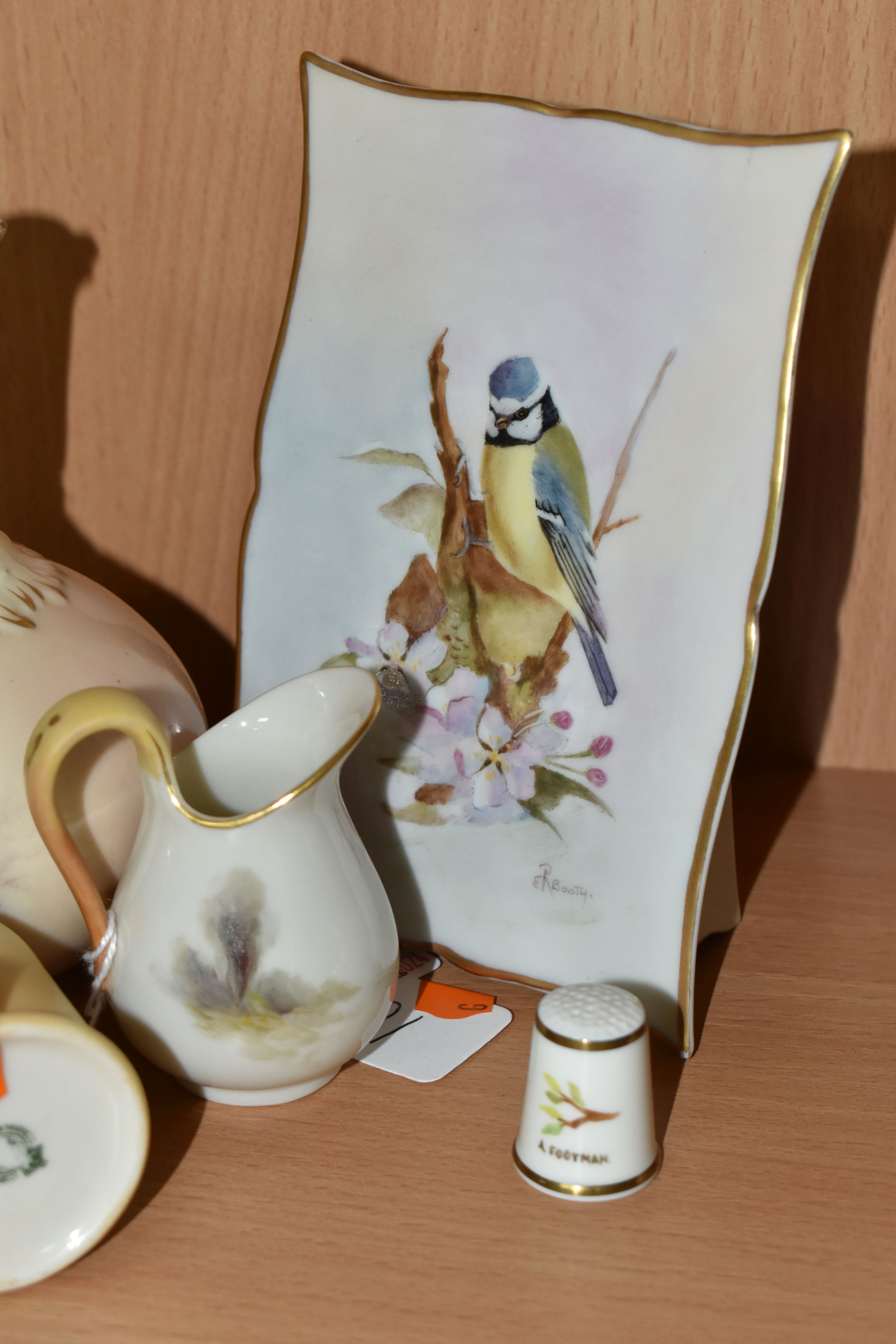 A SMALL GROUP OF WORCESTER PORCELAIN, comprising a small Royal Worcester jug painted with a - Image 5 of 6