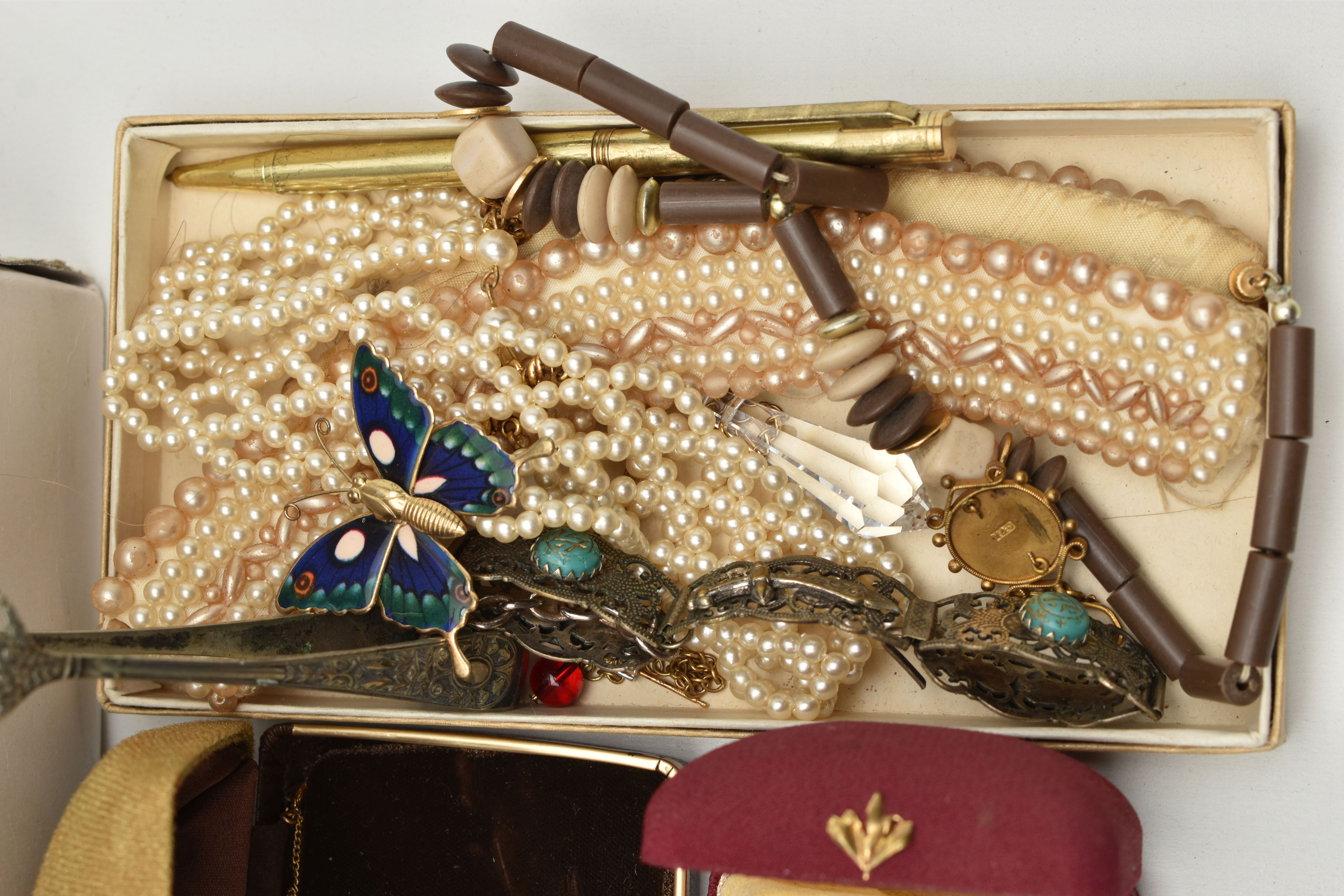 A BOX OF ASSORTED COSTUME JEWELLERY AND ITEMS, to include imitation pearl necklaces, bangles, - Image 2 of 6