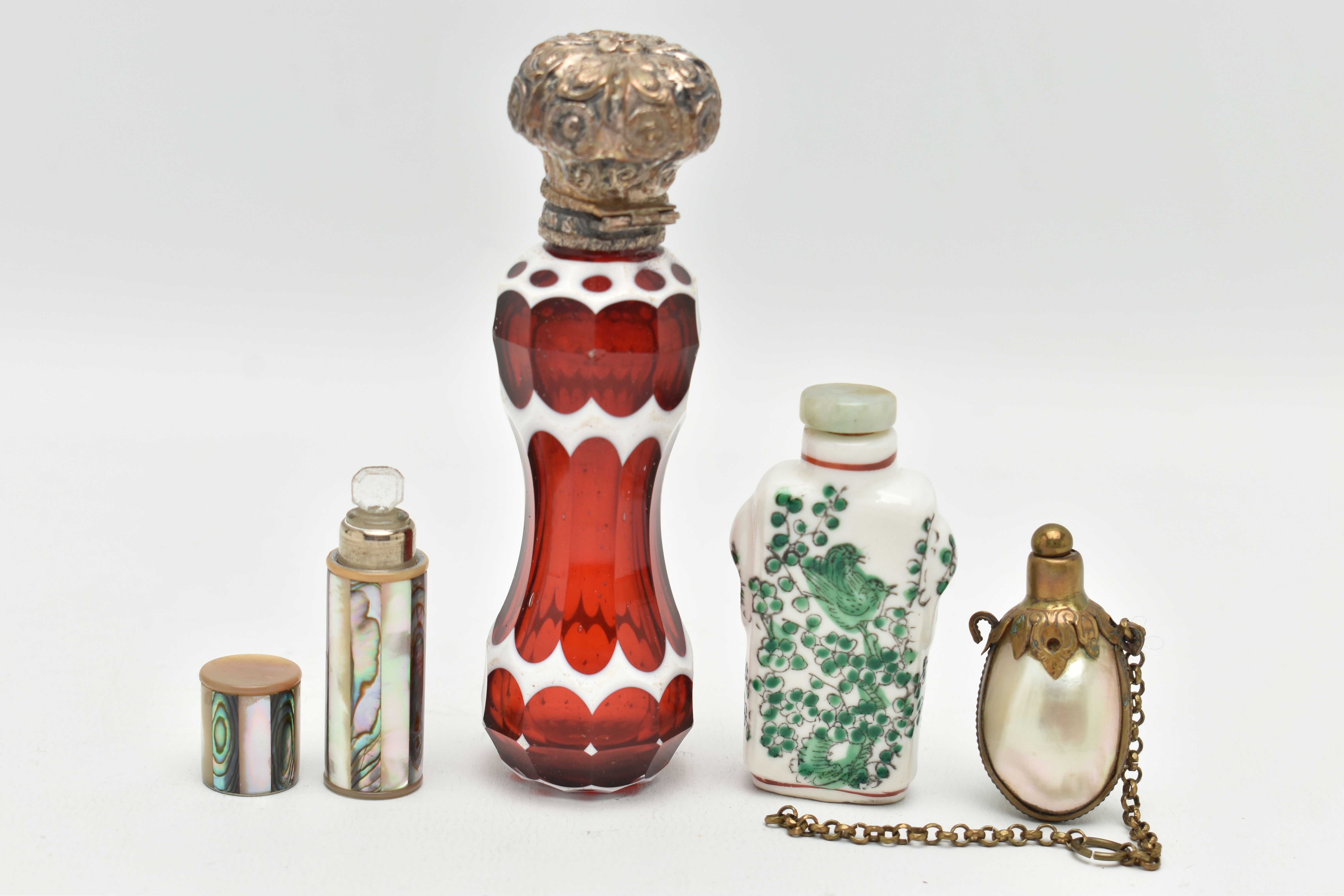 FOUR SCENT BOTTLES, to include a red and white glass scent bottle of waisted form with white metal - Bild 2 aus 3
