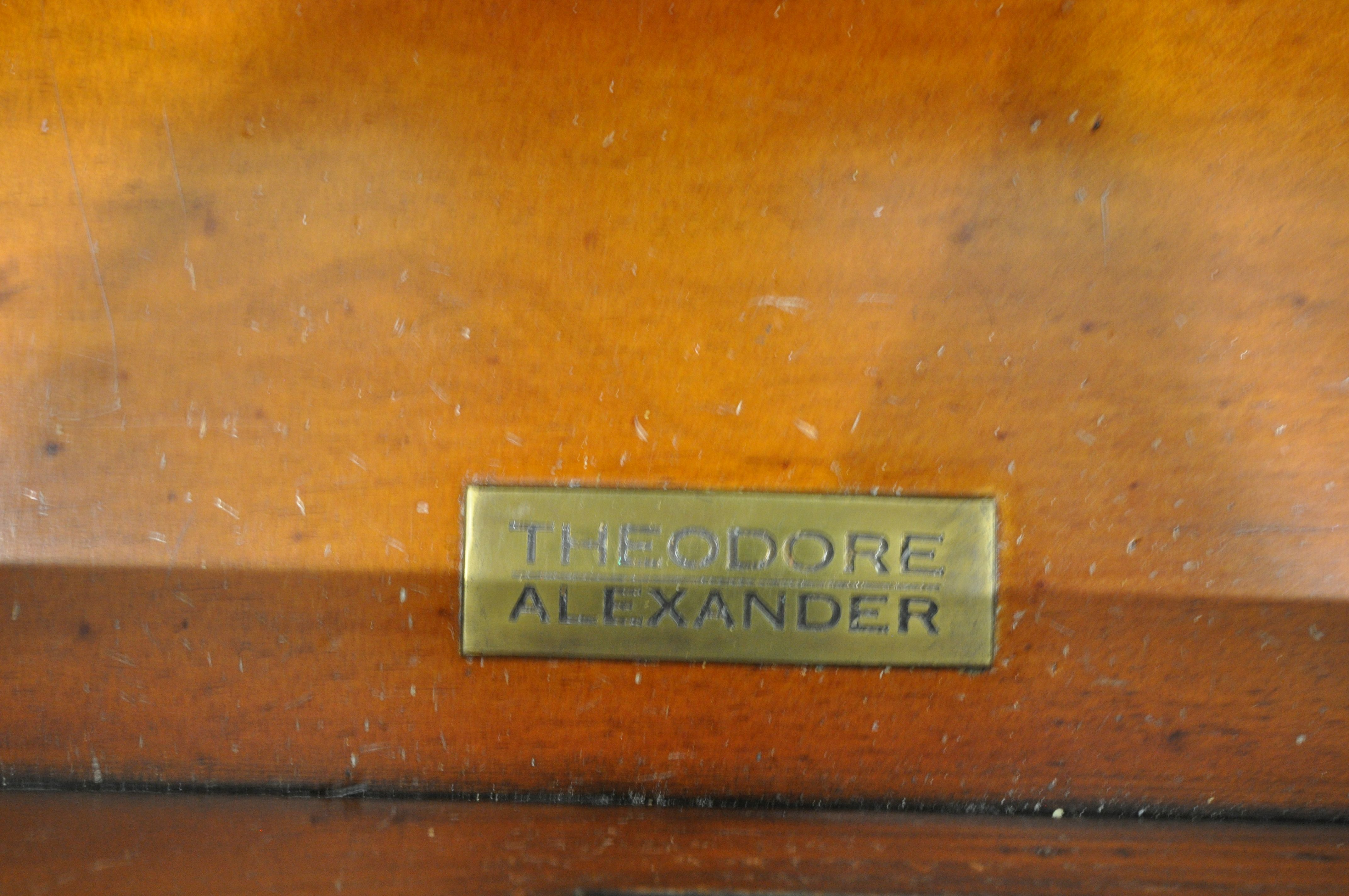 A REPRODUCTION THEODORE ALEXANDER MAHOGANY SIDE TABLE / LOWBOY, with a single drawer, wavy apron, - Image 6 of 6