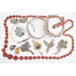 AN ASSORTMENT OF SILVER AND WHITE METAL JEWELLERY, to include a silver articulated bracelet,