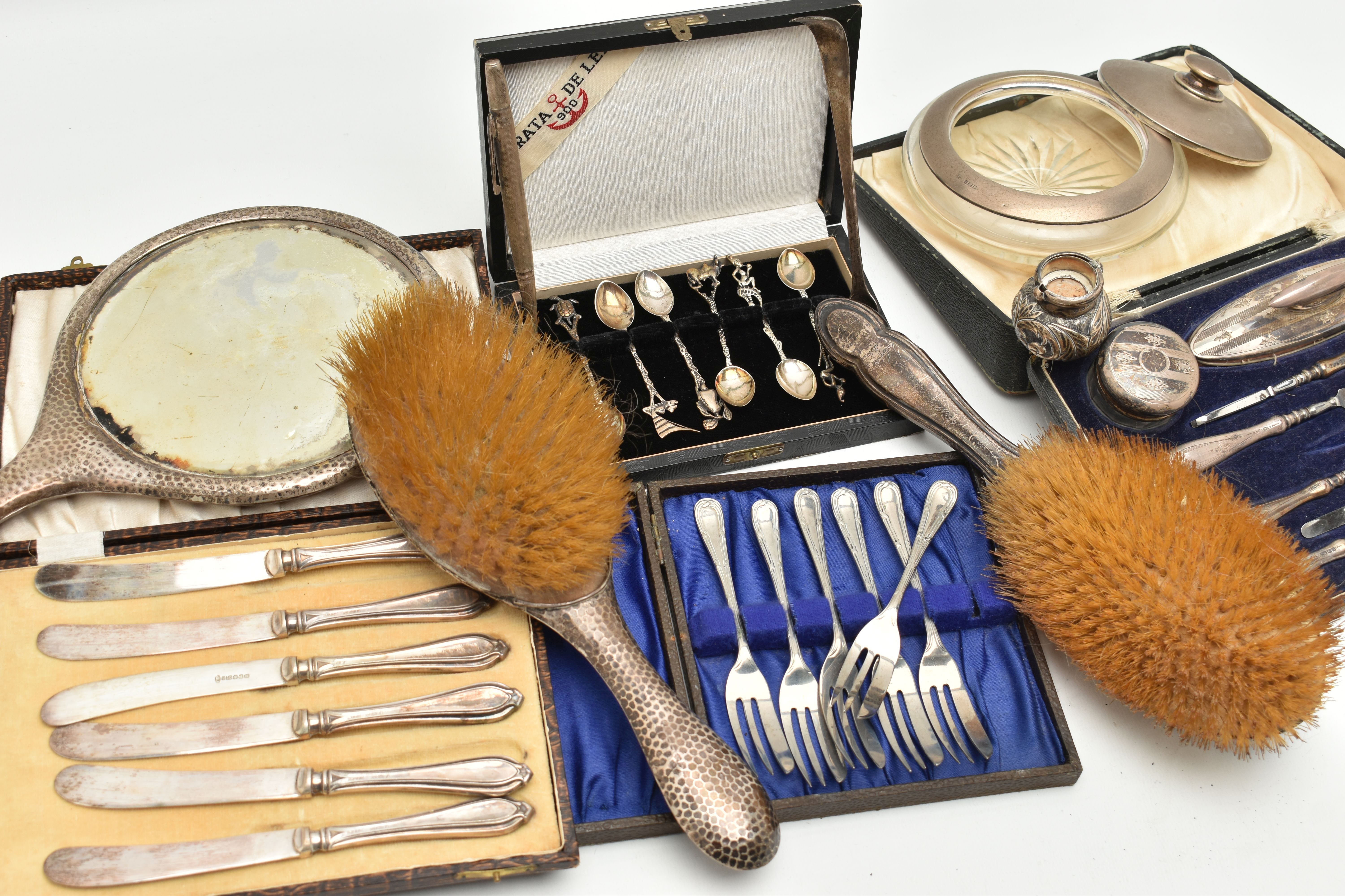 A BOX OF ASSORTED SILVER AND WHITE METAL WARE, to include a silver hammer effect hand held vanity - Image 11 of 11