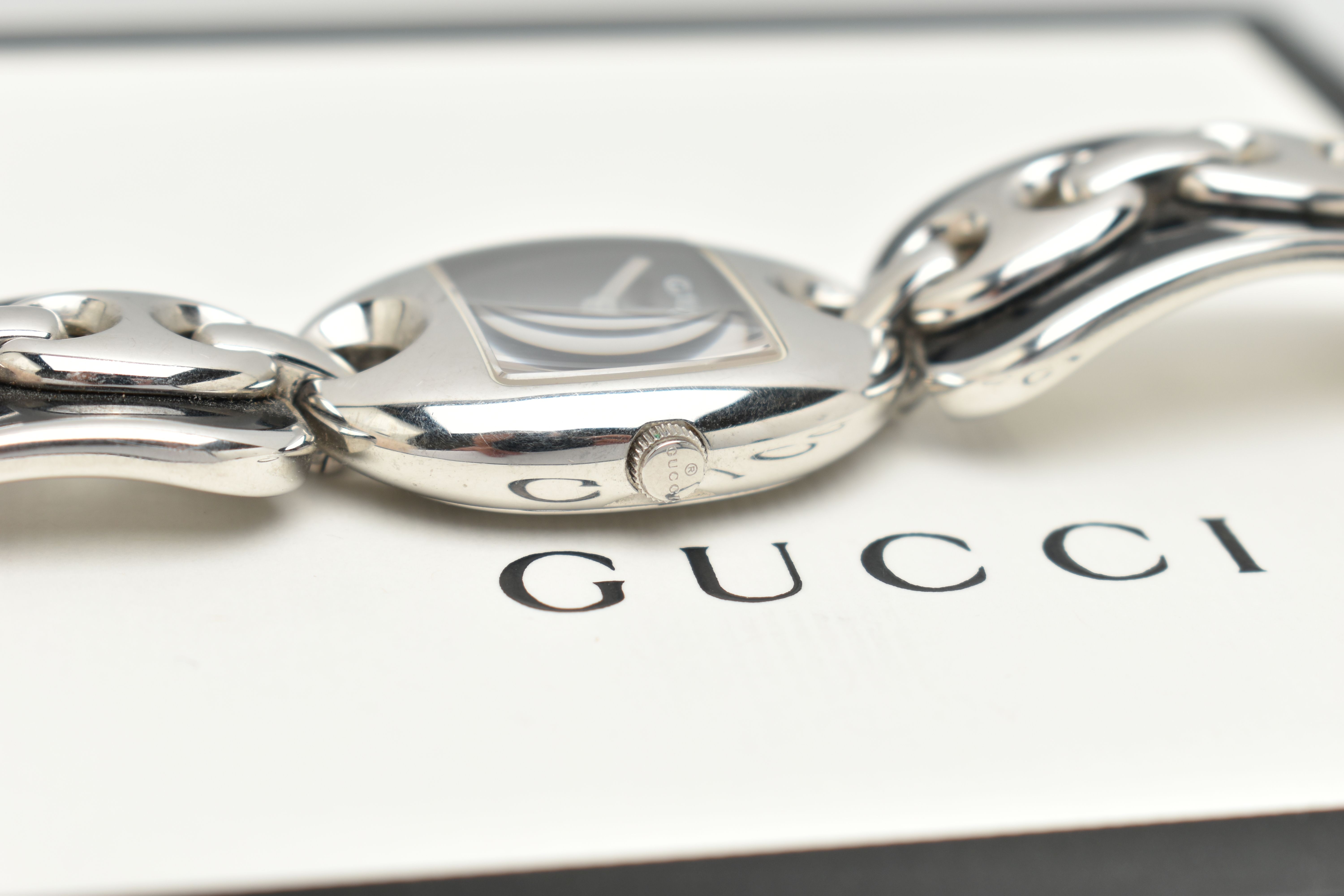 A 'GUCCI' MARINA CHAIN WRISTWATCH, quartz movement, rectangular black dial signed 'Gucci', oval - Image 6 of 7