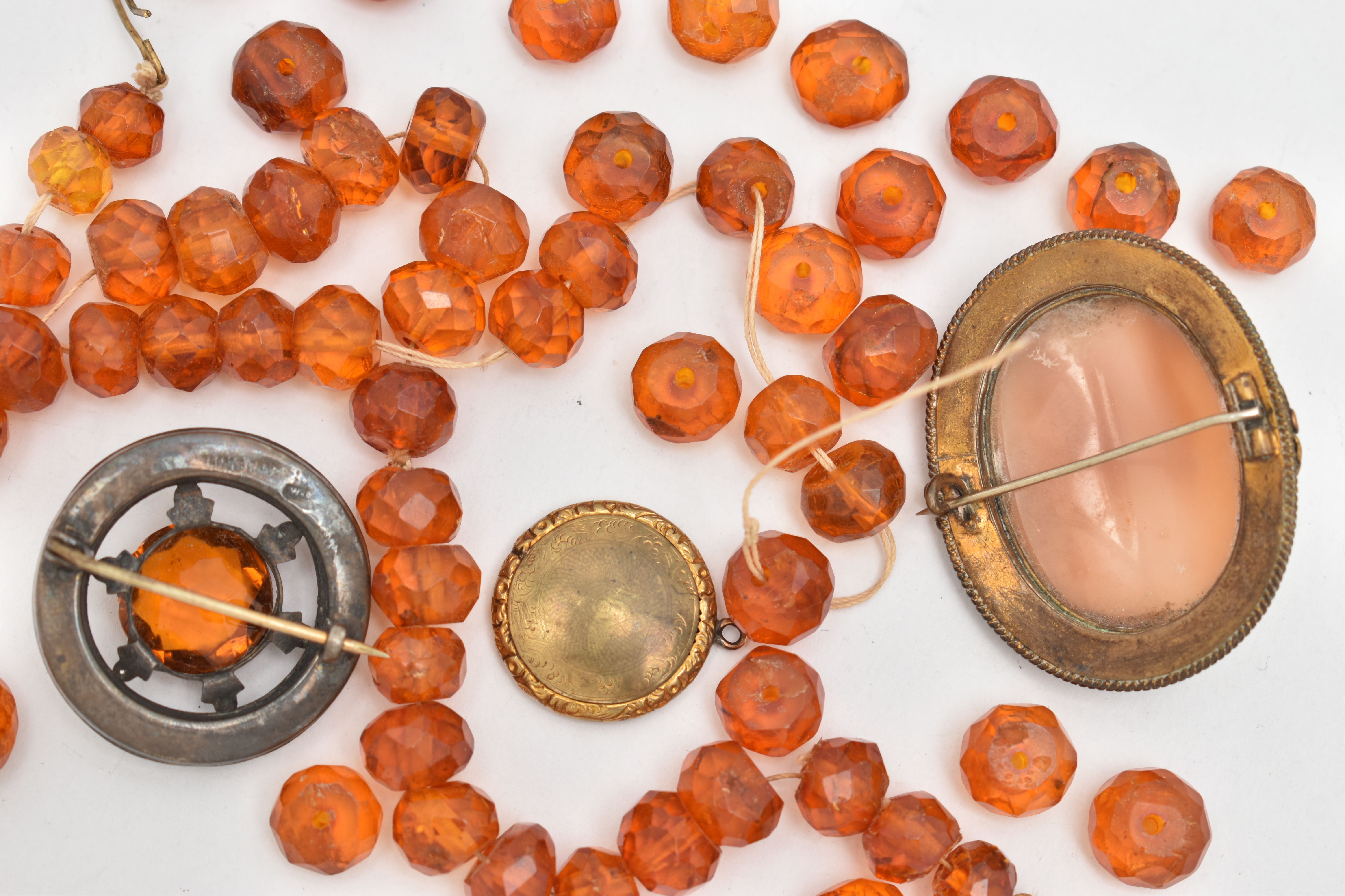 A SELECTION OF LOOSE AMBER BEADS AND THREE EARLY TO MID 20TH CENTURY ITEMS, to include approximately - Image 4 of 4