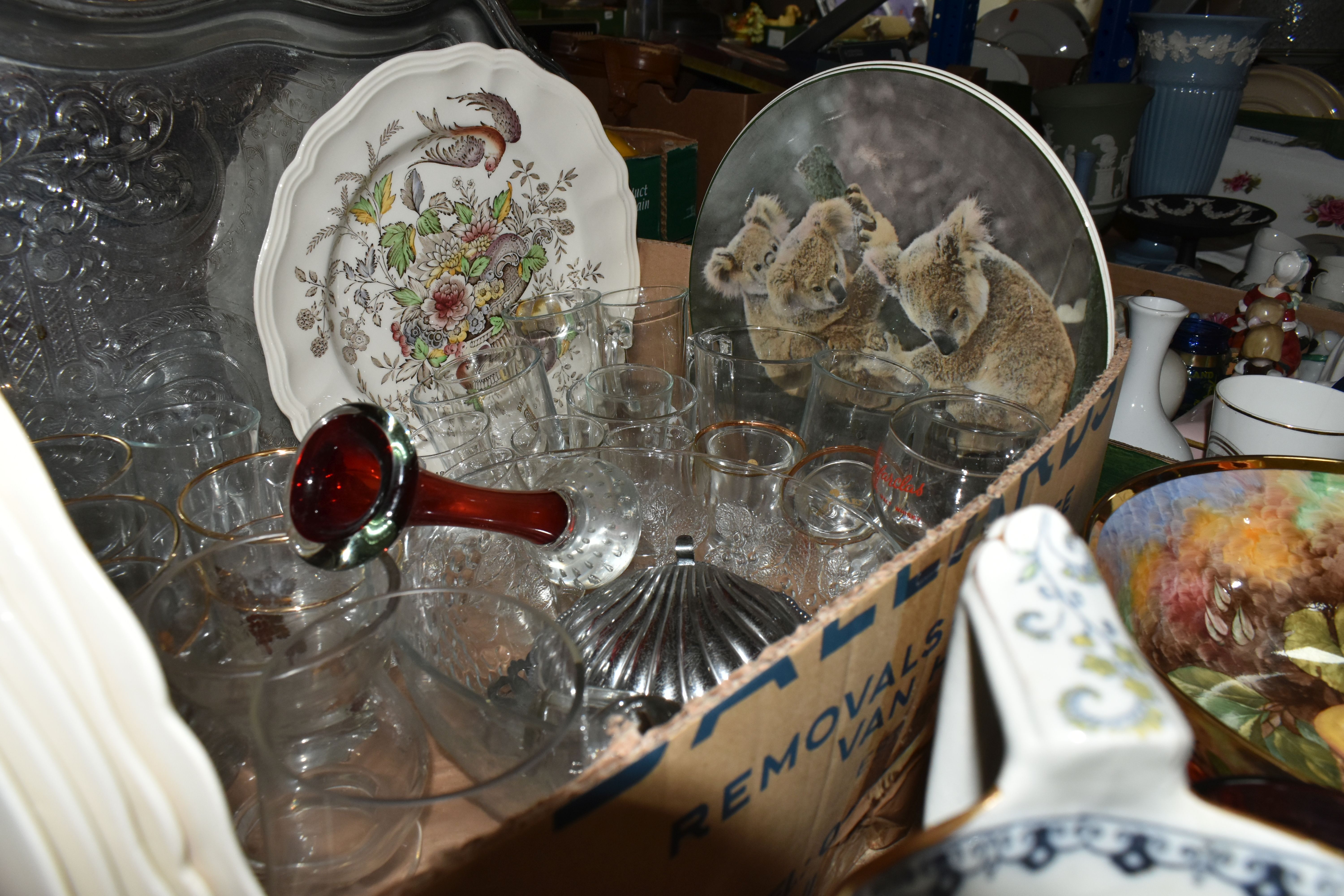 FOUR BOXES OF CERAMIC ORNAMENTS AND GLASSWARE INCLUDING ROYAL DOULTON, COALPORT, AND ROYAL WESSEX - Bild 12 aus 14