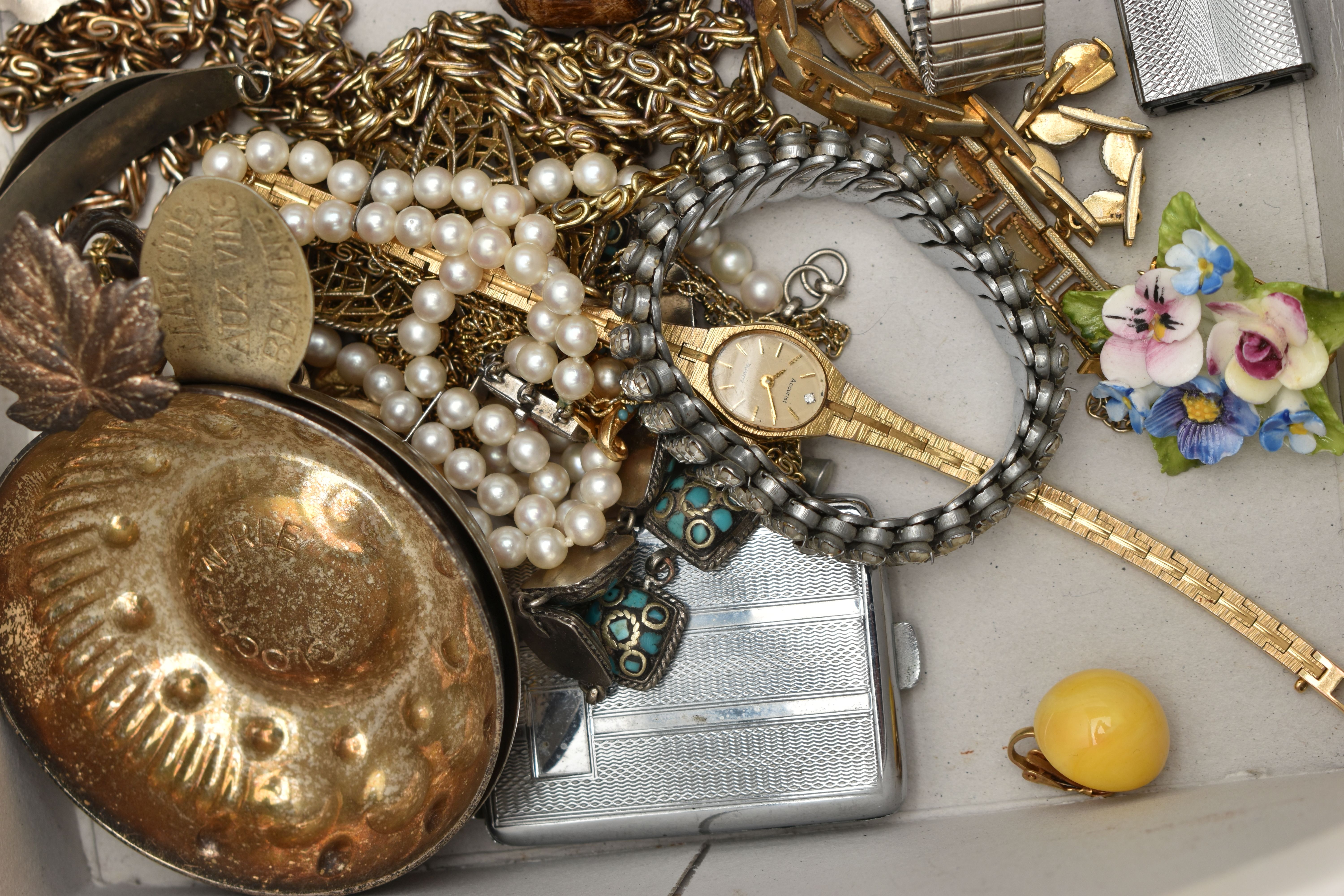 A BOX OF ASSORTED COSTUME JEWELLERY AND ITEMS, to include imitation pearl necklaces, bangles, - Image 5 of 6