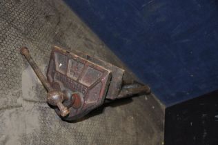 A PARKINSONS NO15 WOOD WORKING VICE with 9in jaws and quick release leave (Condition Report: surface