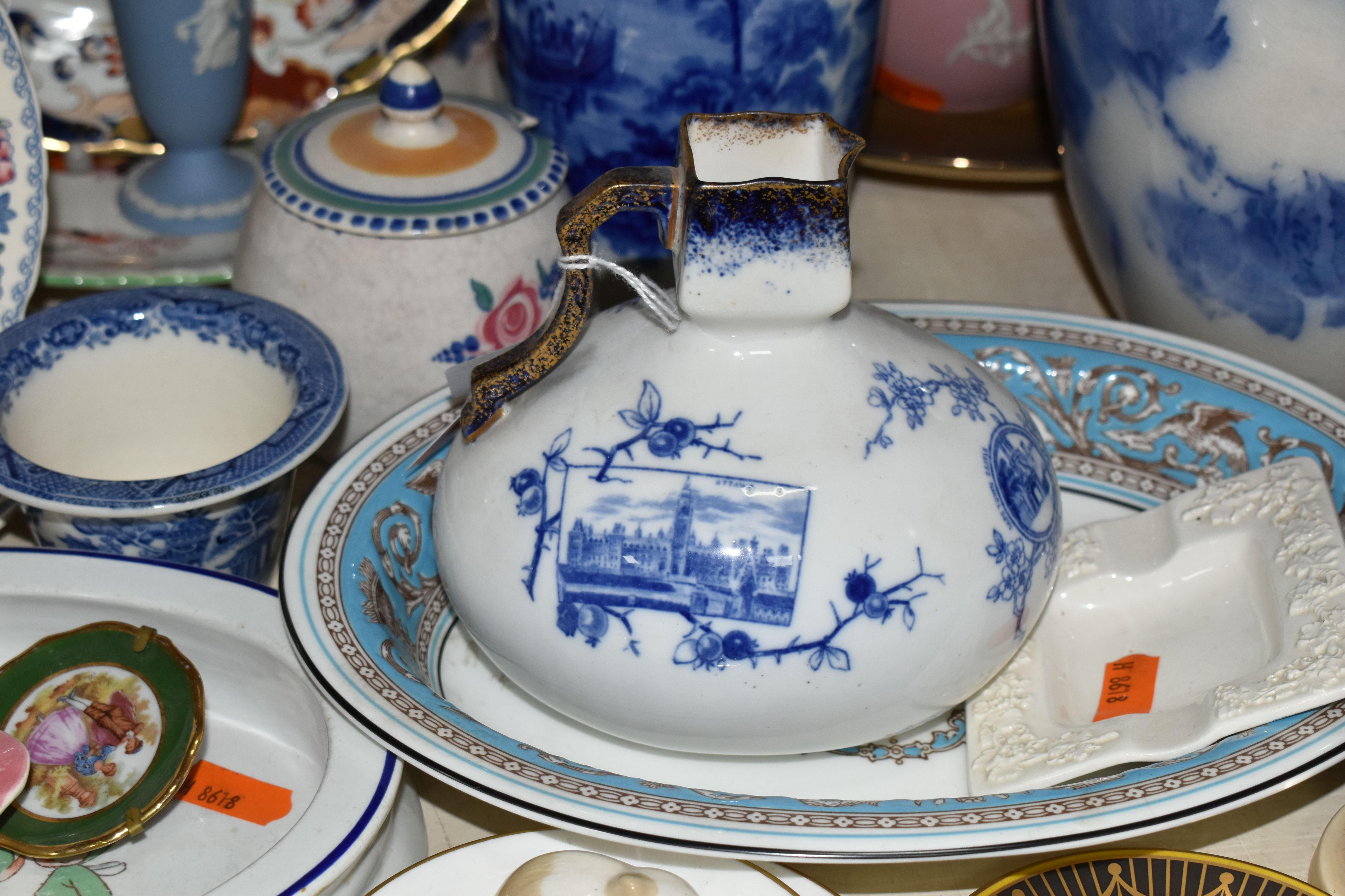 A SELECTION OF DECORATIVE CERAMIC ITEMS ETC, to include a Wedgwood Florentine pattern dish, Royal - Image 8 of 10