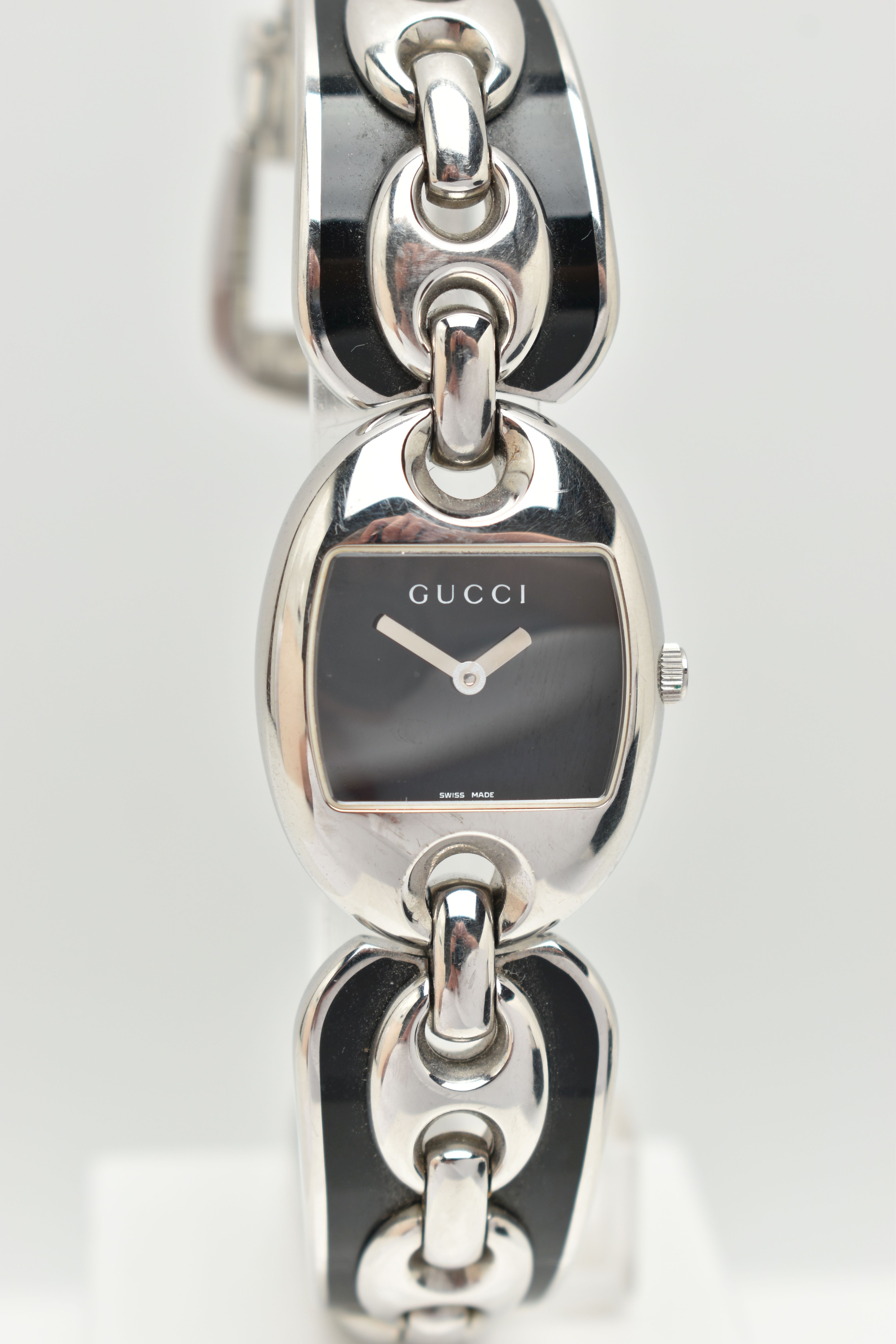 A 'GUCCI' MARINA CHAIN WRISTWATCH, quartz movement, rectangular black dial signed 'Gucci', oval