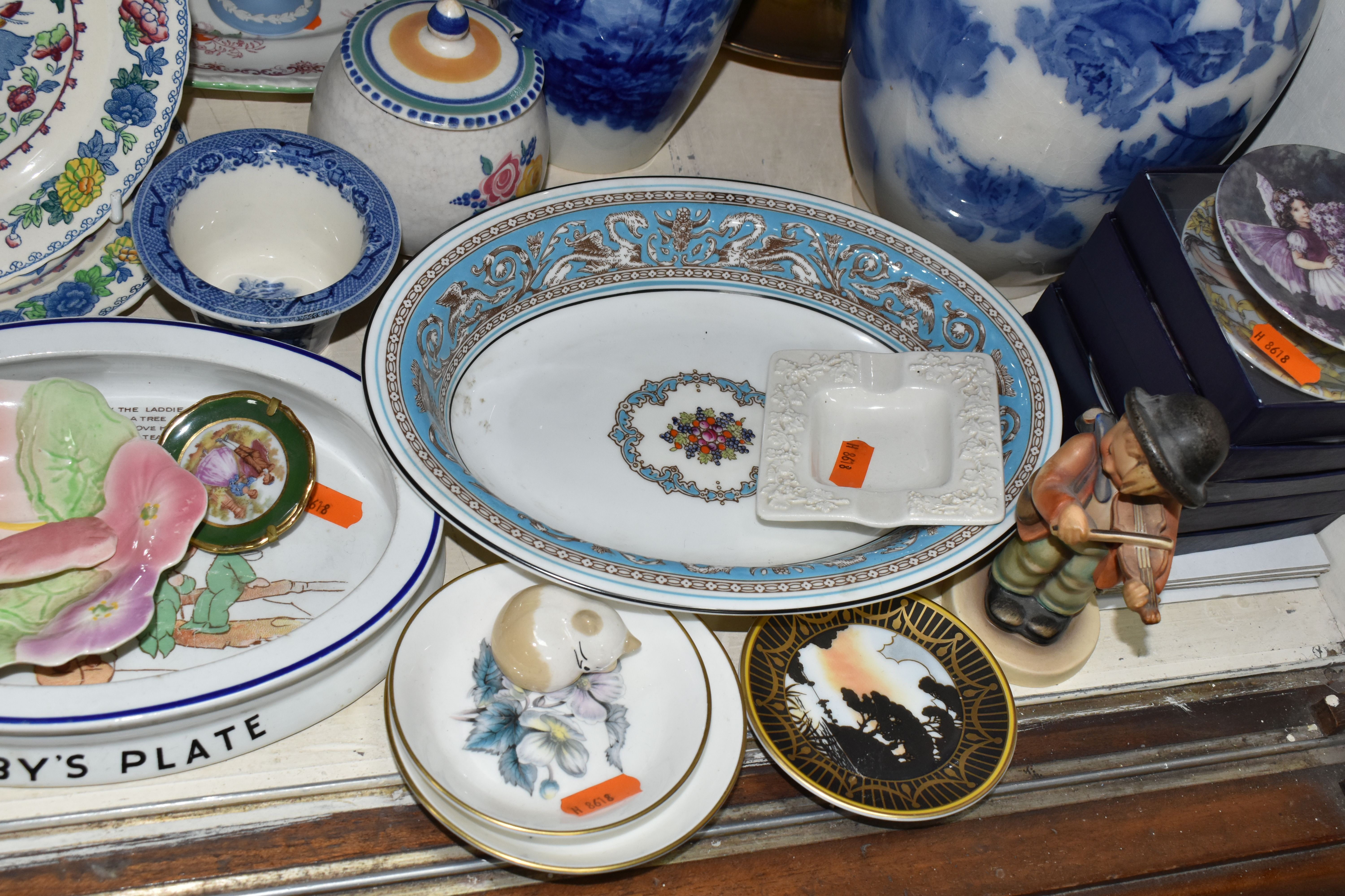 A SELECTION OF DECORATIVE CERAMIC ITEMS ETC, to include a Wedgwood Florentine pattern dish, Royal - Image 6 of 10