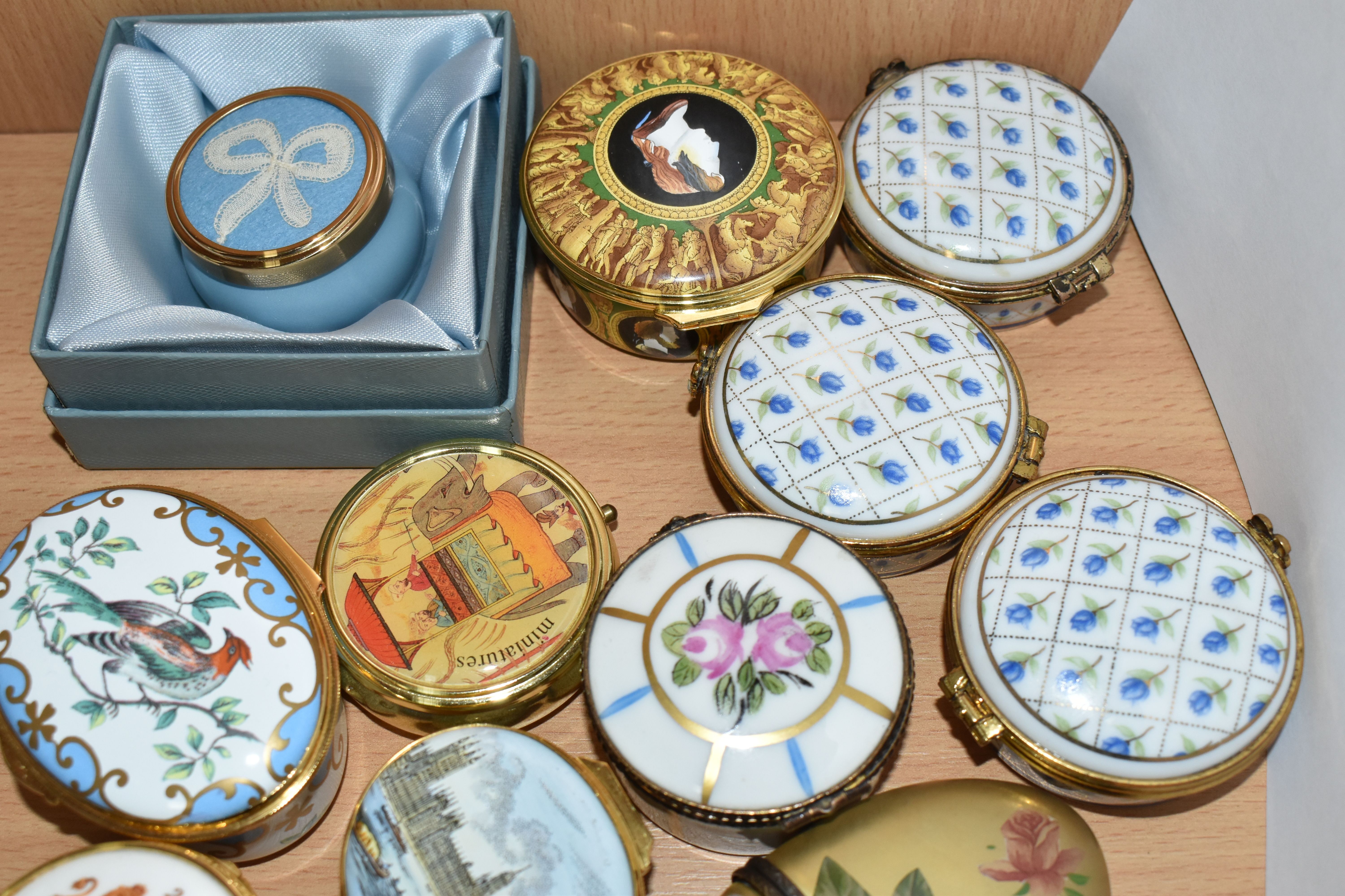 A COLLECTION OF ENAMEL AND PORCELAIN TRINKET BOXES, sixteen pieces to include Limoges, Crummles & - Image 4 of 6