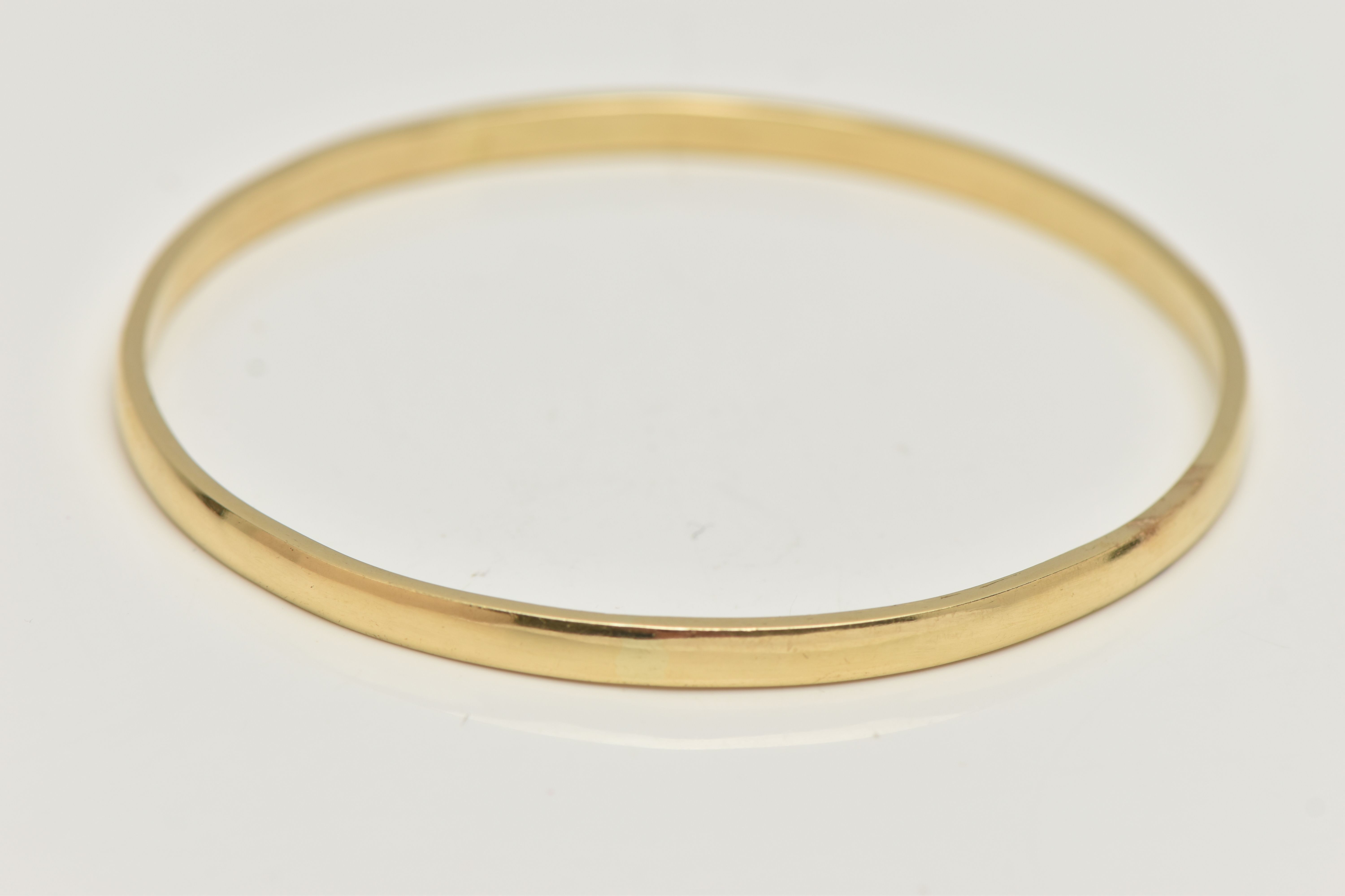 A YELLOW METAL SOLID BANGLE, circular form bangle, approximate width 3.9mm, approximate internal - Image 2 of 2