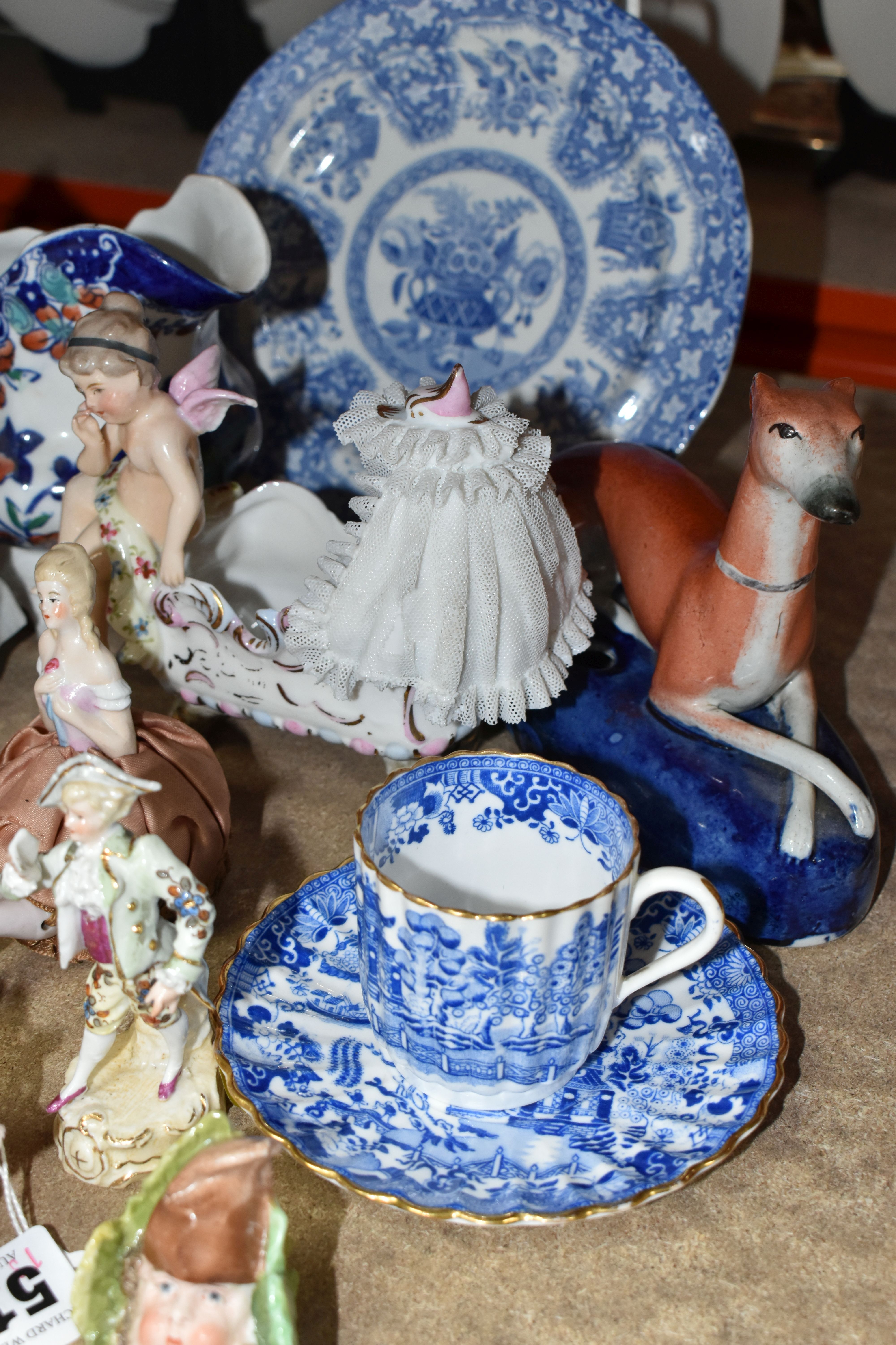A SMALL GROUP OF 19TH AND EARLY 20TH CENTURY CERAMICS, including a Spode blue and white filigree - Bild 3 aus 7