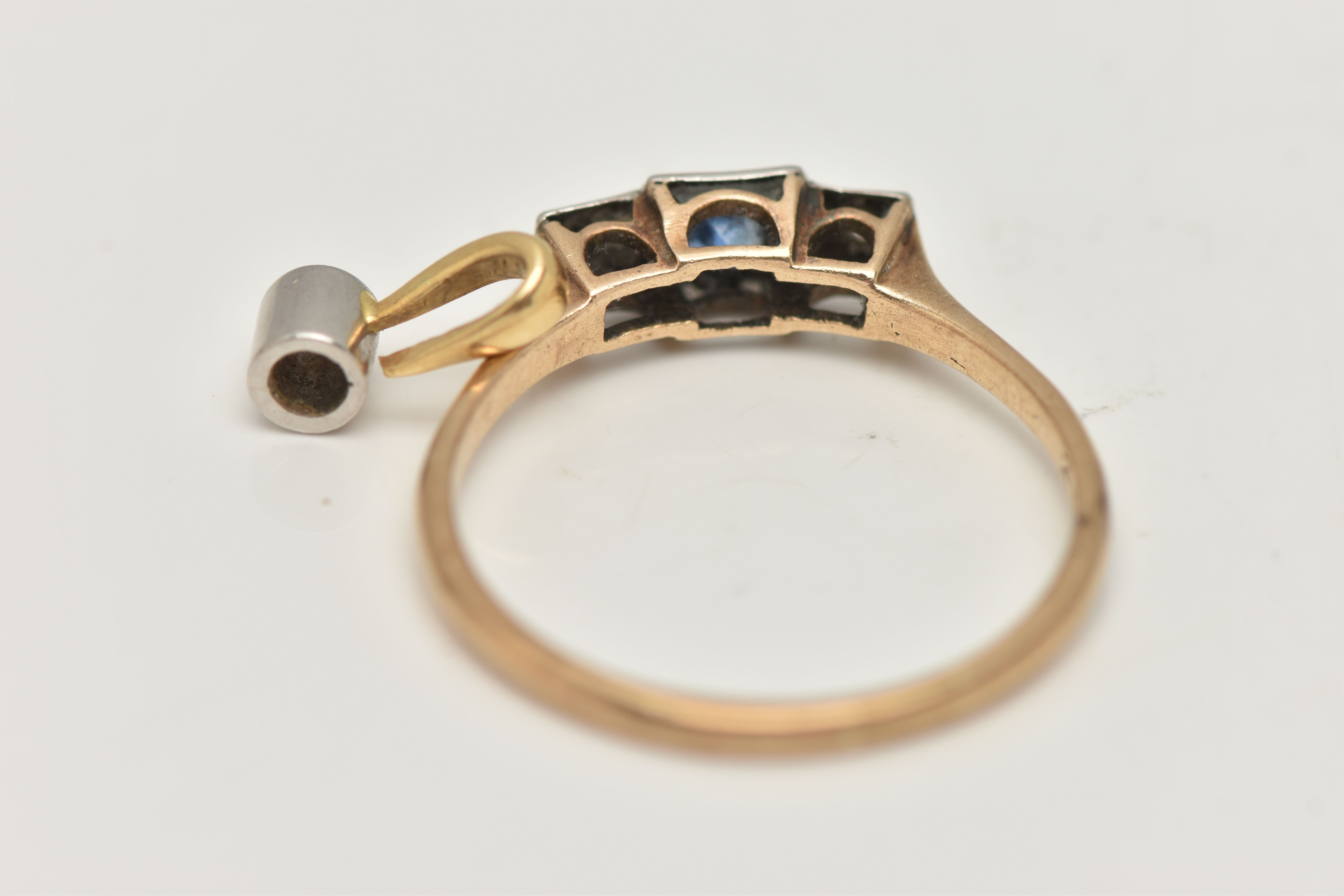 A YELLOW METAL SAPPHIRE AND DIAMOND RING, AND A DIAMOND PENDANT, the three stone ring, set with a - Bild 4 aus 4