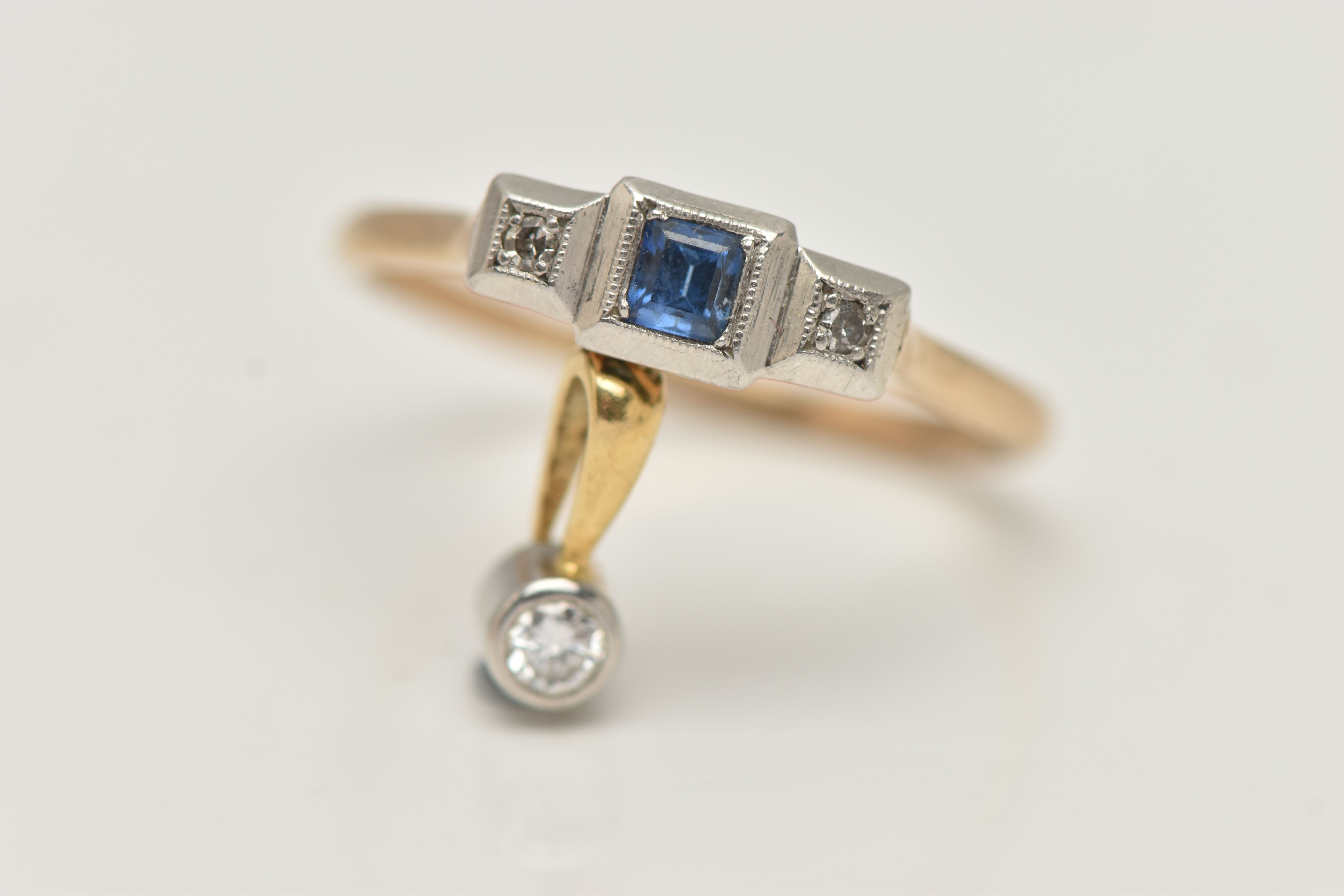 A YELLOW METAL SAPPHIRE AND DIAMOND RING, AND A DIAMOND PENDANT, the three stone ring, set with a - Bild 2 aus 4