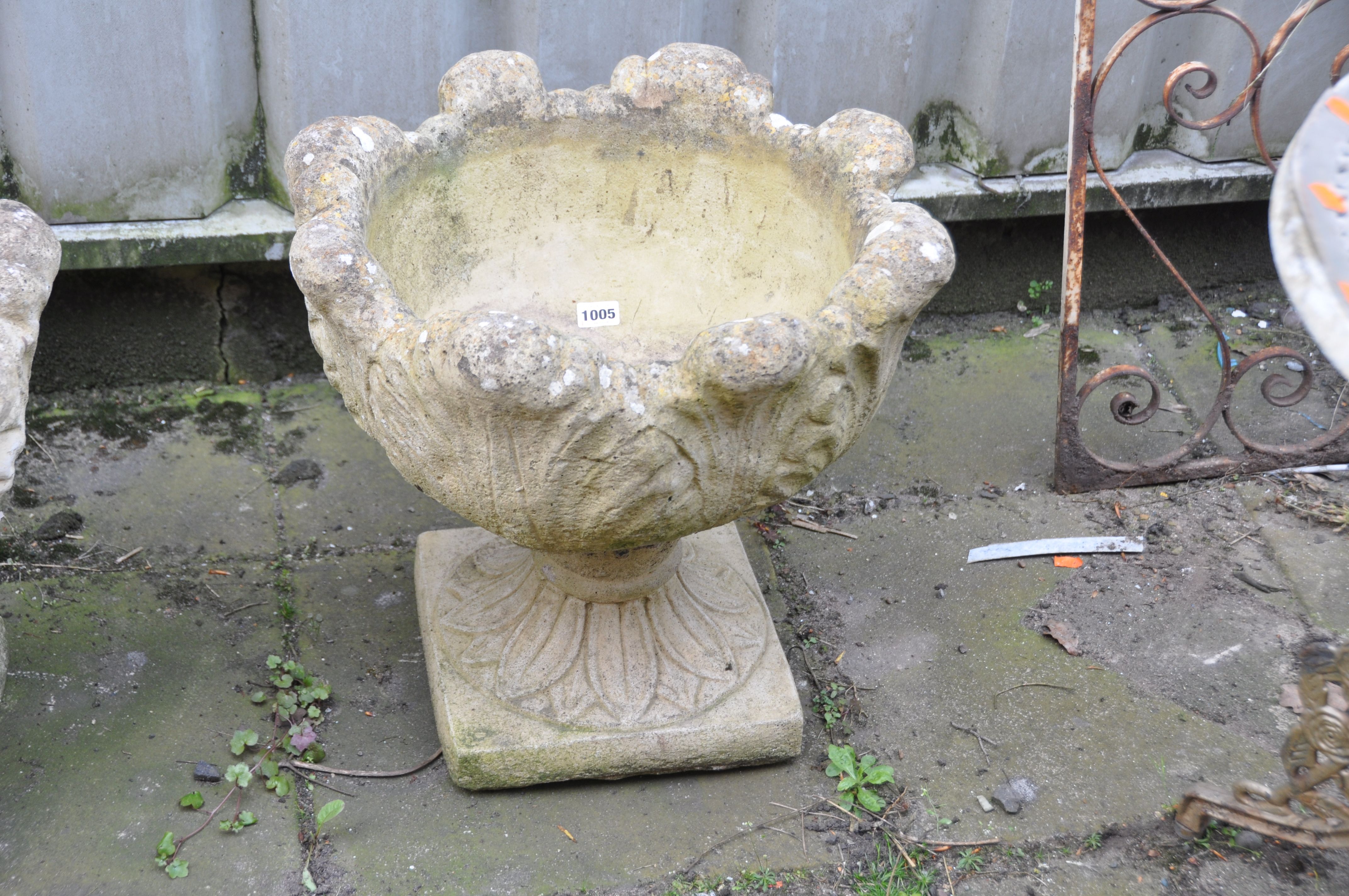 A PAIR OF MODERN COMPOSITE GARDEN URNS with foliate detail to bowls both in two sections 46cm in - Bild 3 aus 3