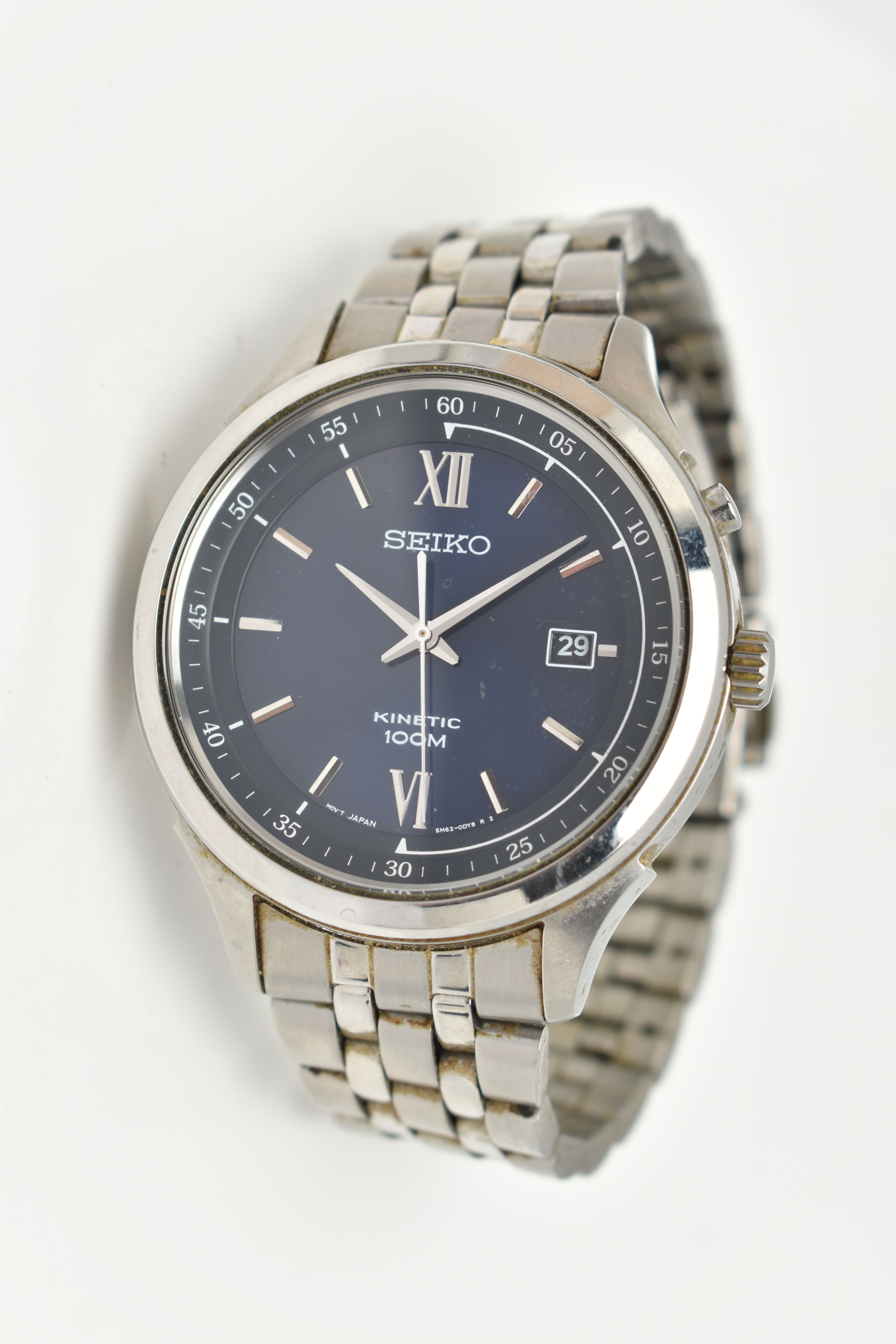 A GENTS 'SEIKO' WRISTWATCH, kinetic movement, round blue dial signed 'Seiko kinetic 100m', baton - Image 4 of 8
