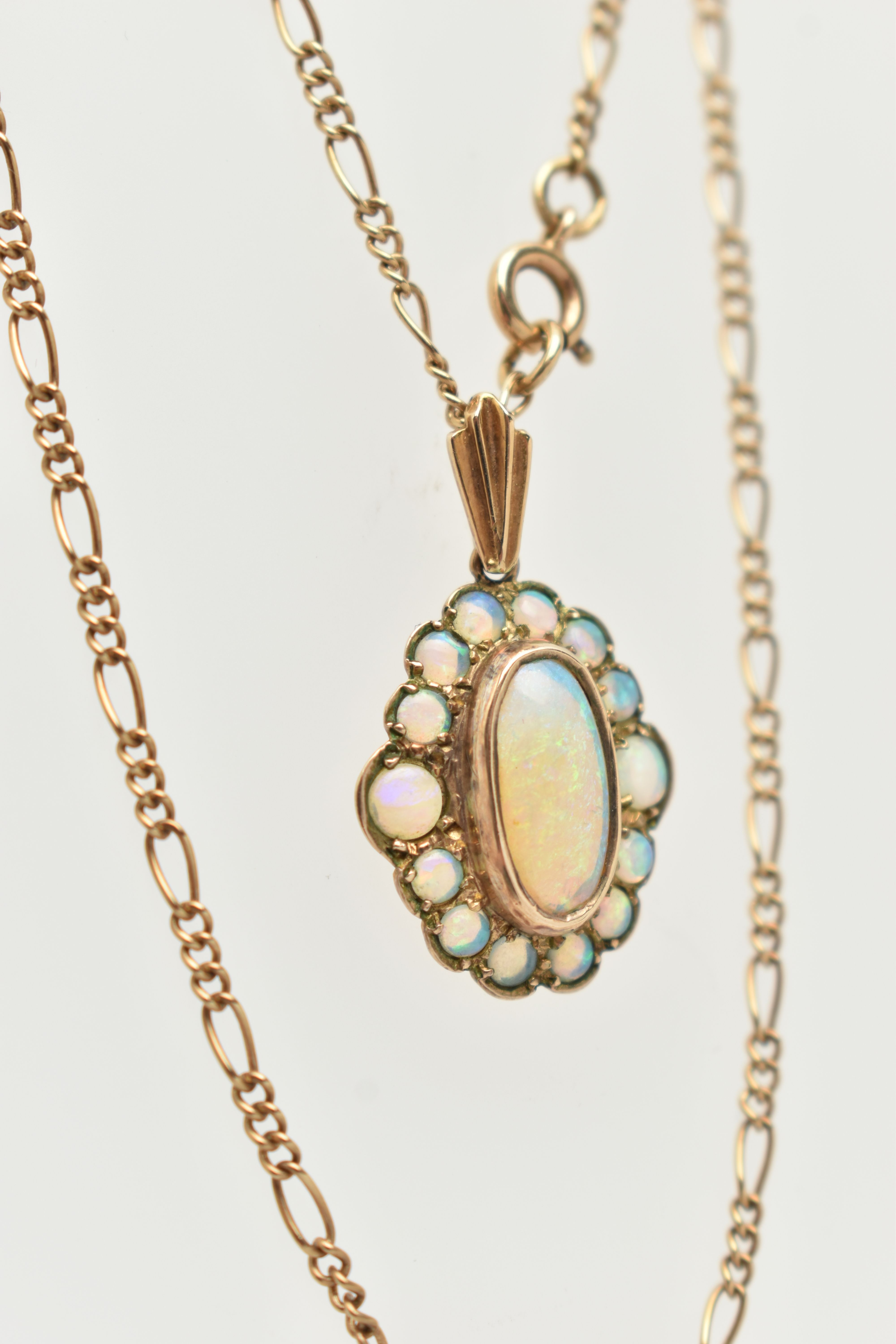 A 9CT OPAL PENDANT NECKLACE AND PAIR OF EARRINGS, the pendant set with a central oval opal - Bild 5 aus 8