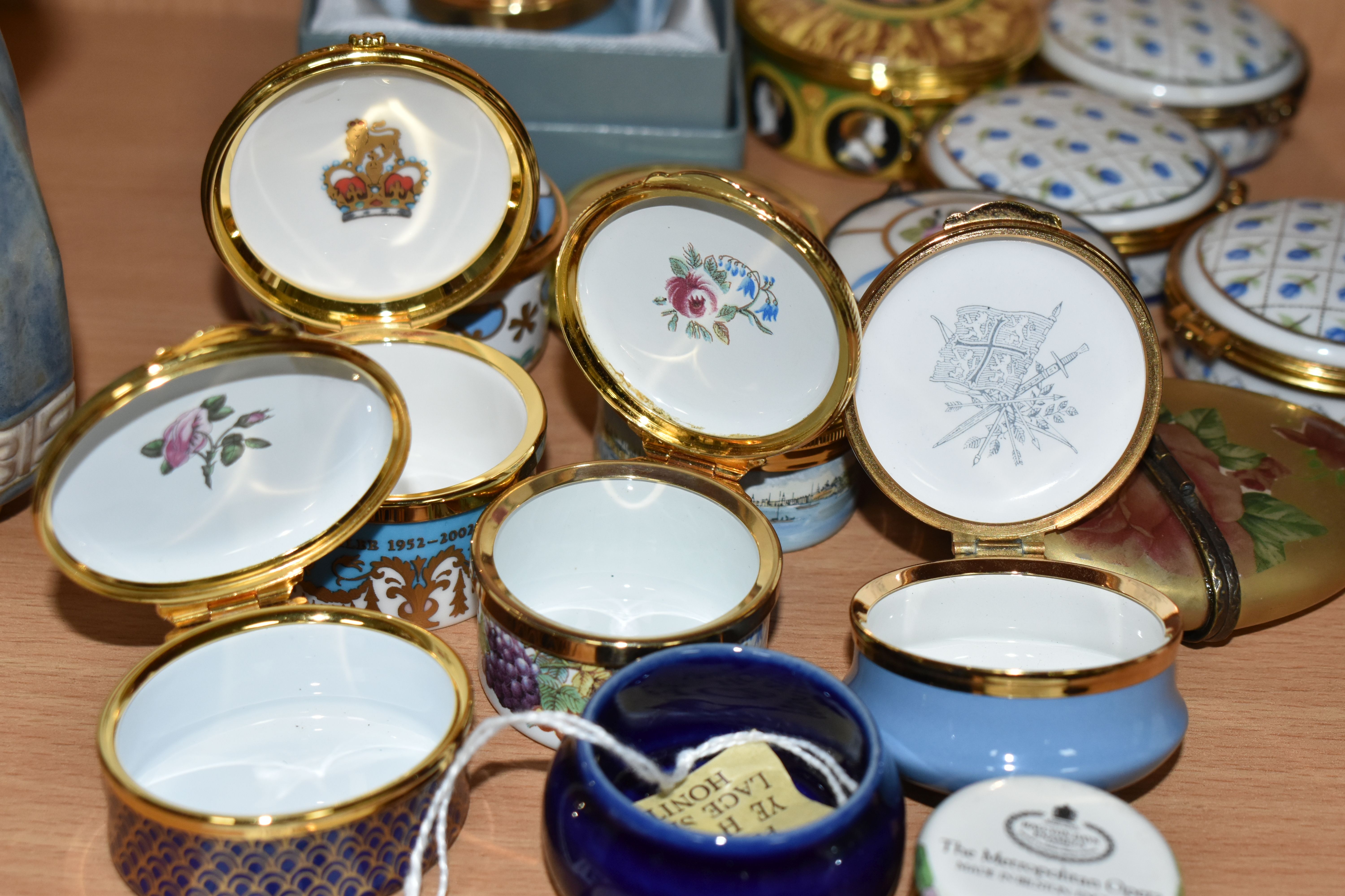 A COLLECTION OF ENAMEL AND PORCELAIN TRINKET BOXES, sixteen pieces to include Limoges, Crummles & - Image 5 of 6