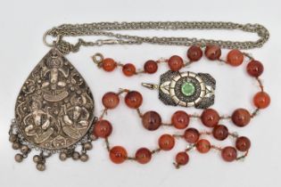A SMALL ASSORTMENT OF JEWELLERY, to include a carnelian beaded necklace, approximate length 470mm, a