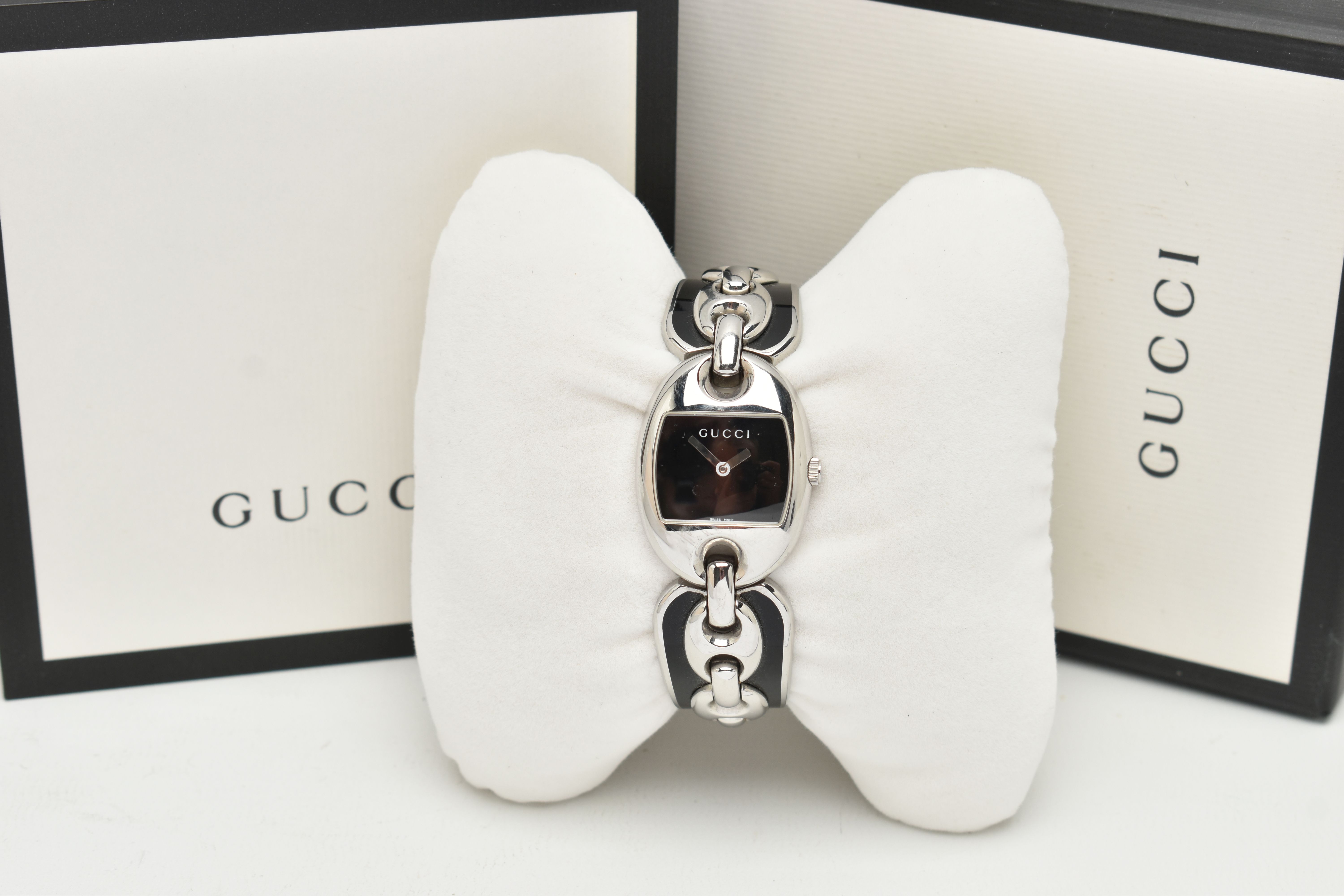 A 'GUCCI' MARINA CHAIN WRISTWATCH, quartz movement, rectangular black dial signed 'Gucci', oval - Image 7 of 7
